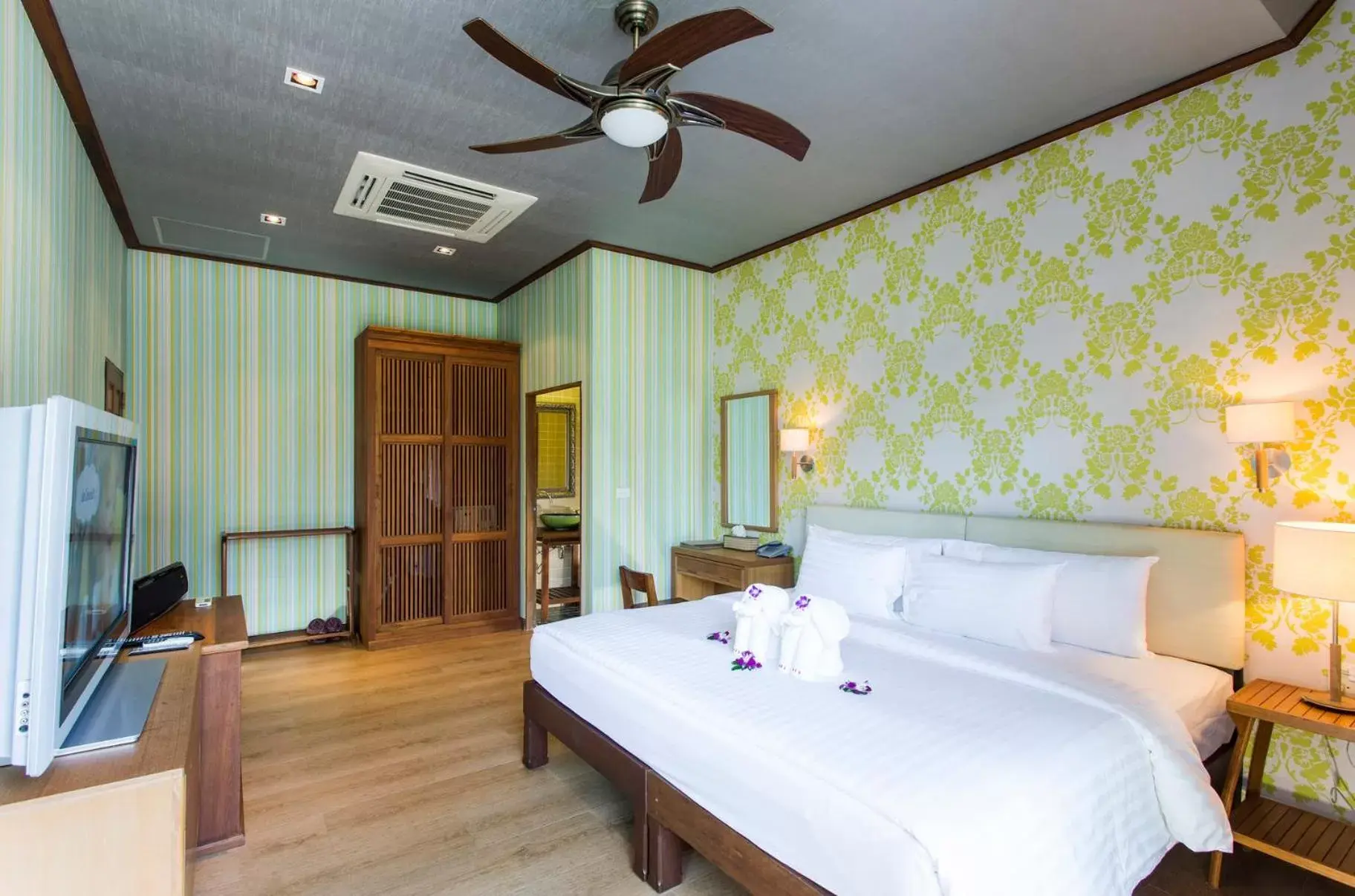 Bathroom, Bed in GajaPuri Resort Koh Chang
