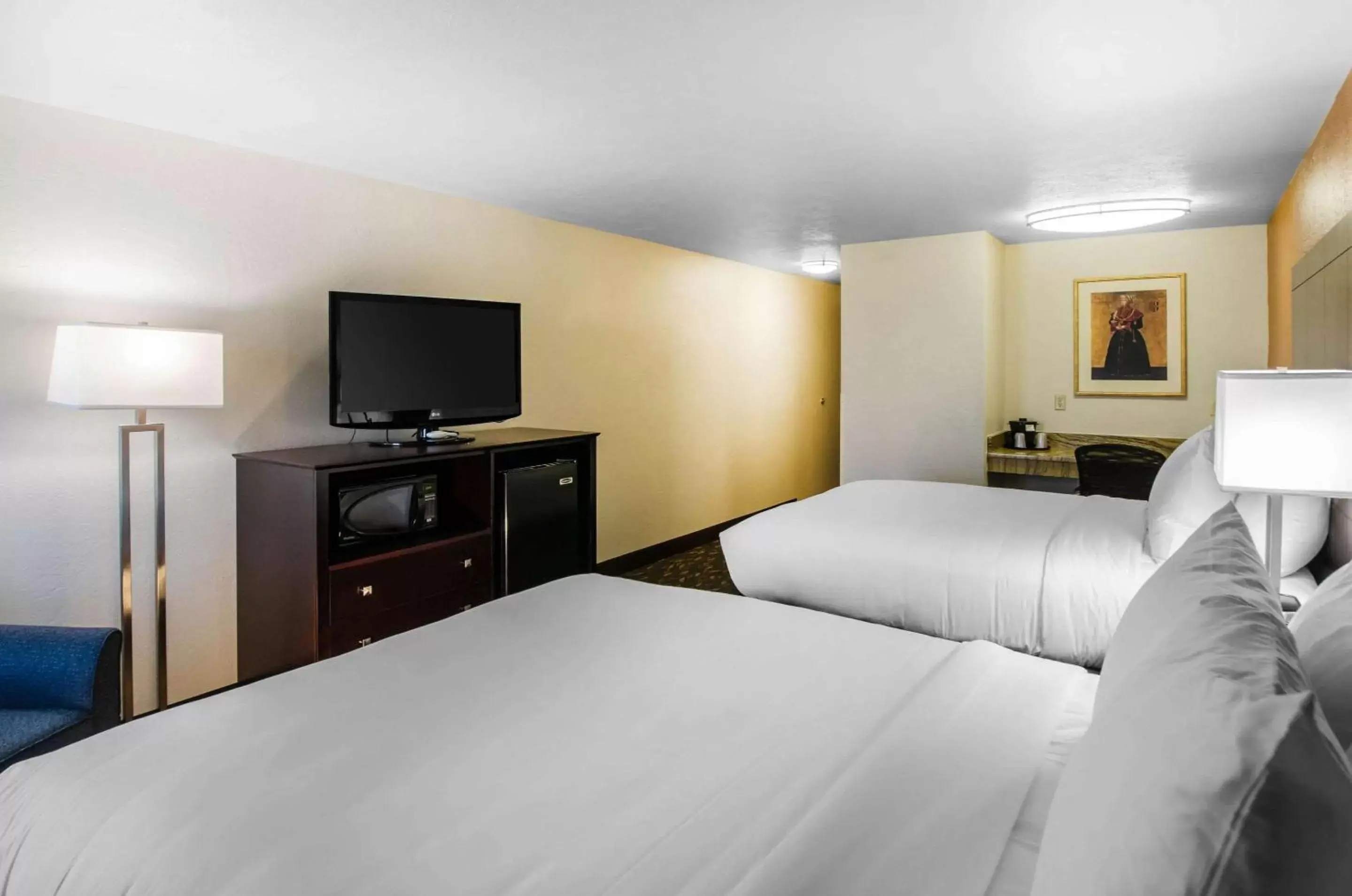 Photo of the whole room, Bed in Comfort Inn & Suites Ashland