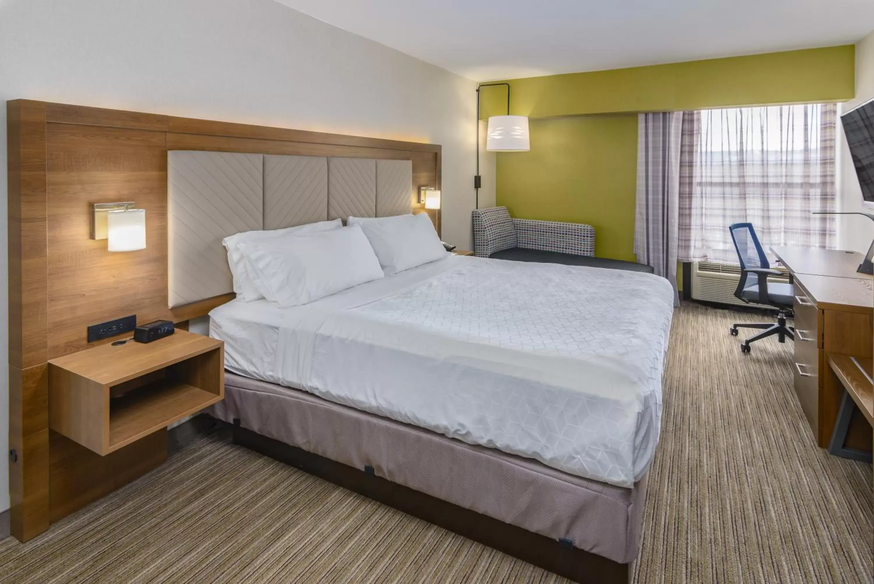 Photo of the whole room, Bed in Holiday Inn Express Southington, an IHG Hotel