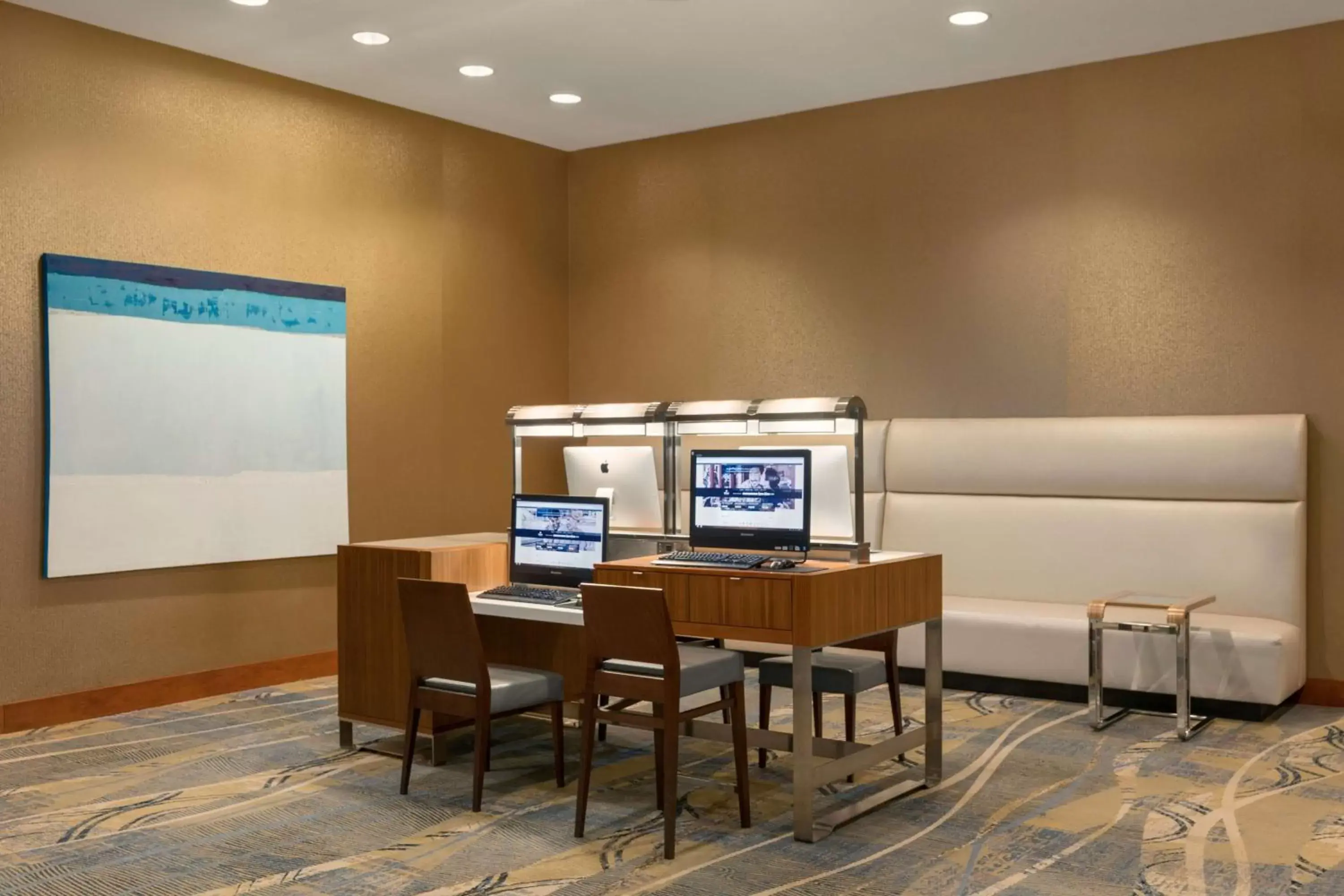 Business facilities in Hilton Baltimore BWI Airport