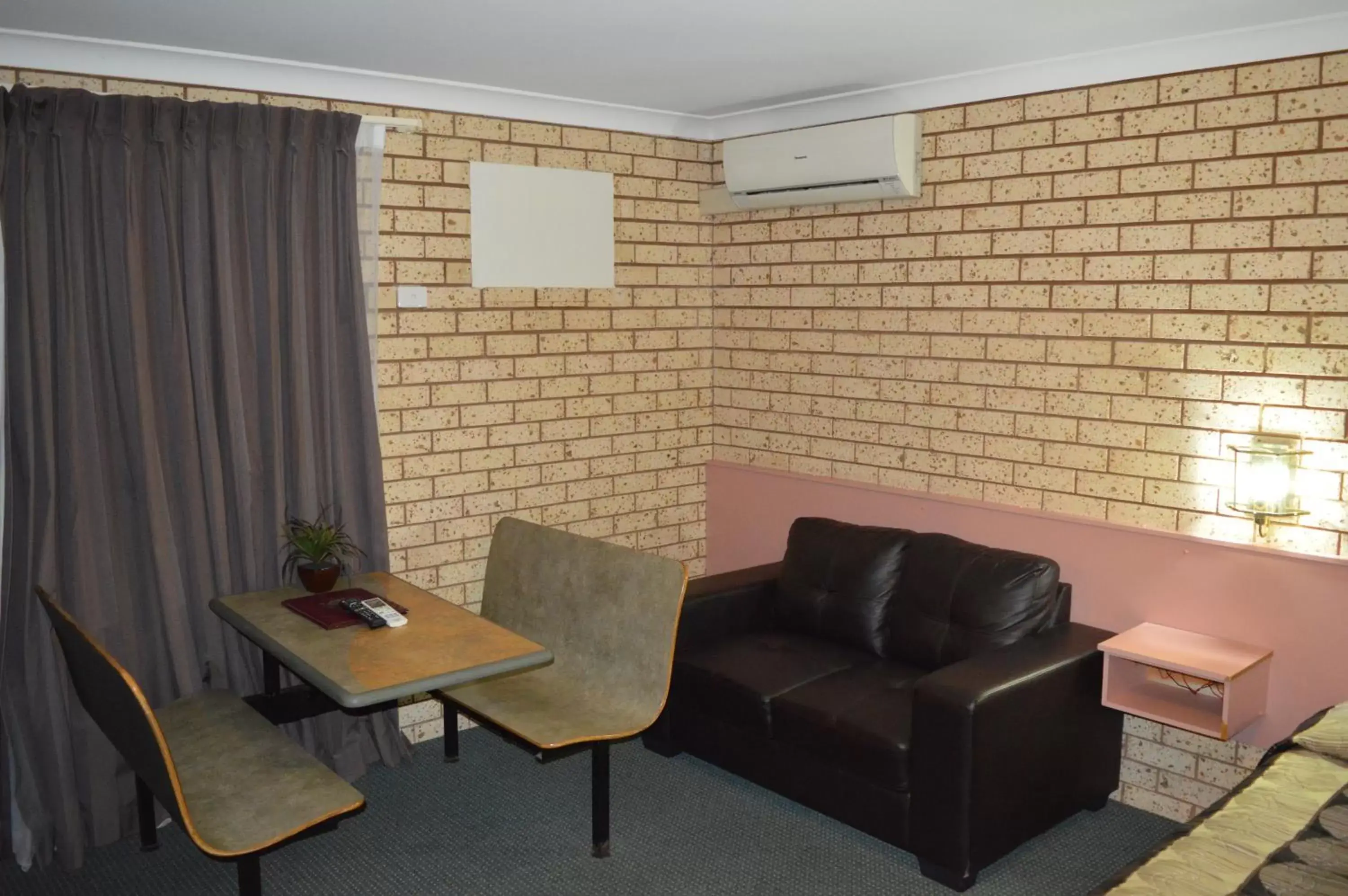 Seating Area in Alamo Motor Inn