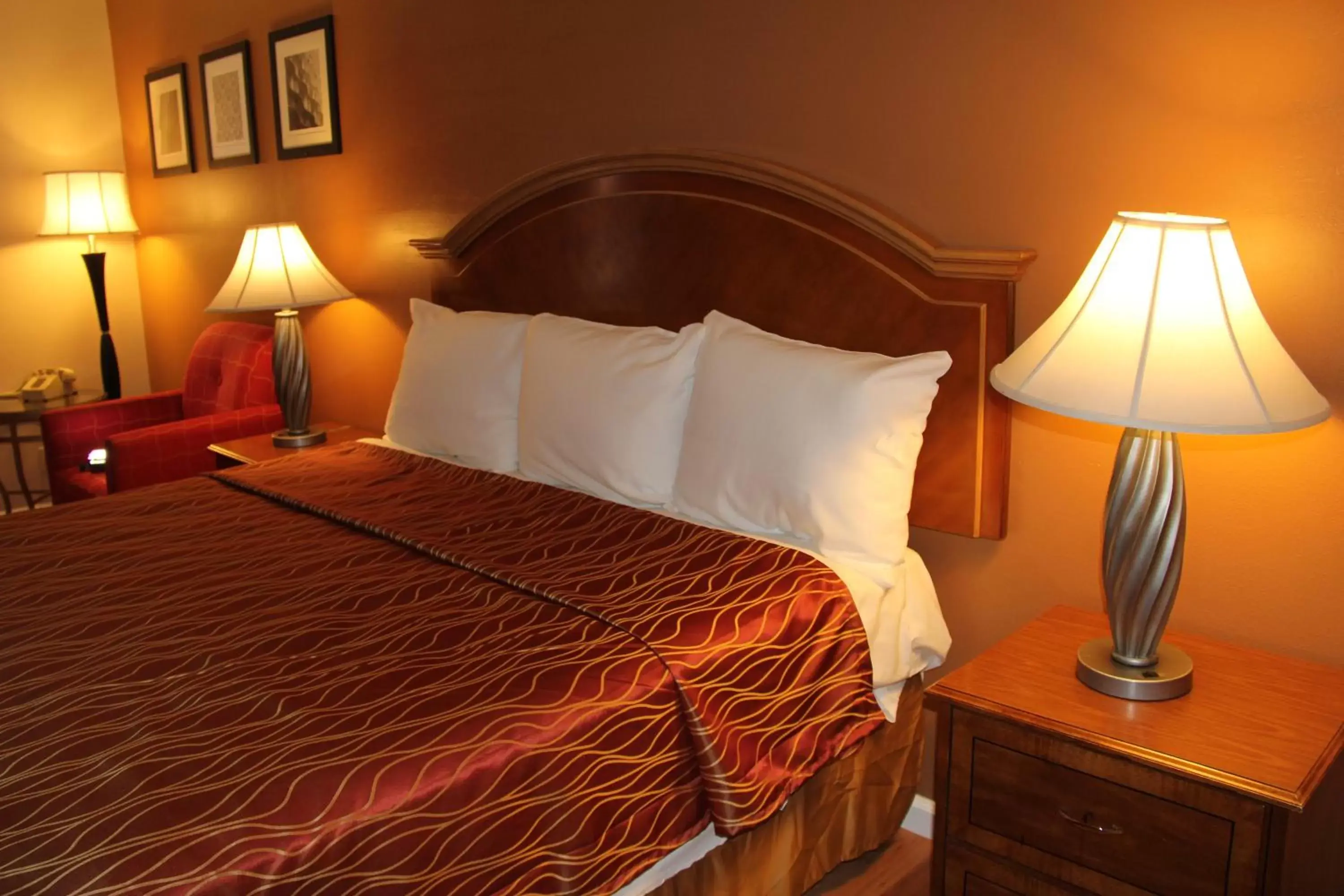 Bedroom, Bed in Franciscan Inn Motel