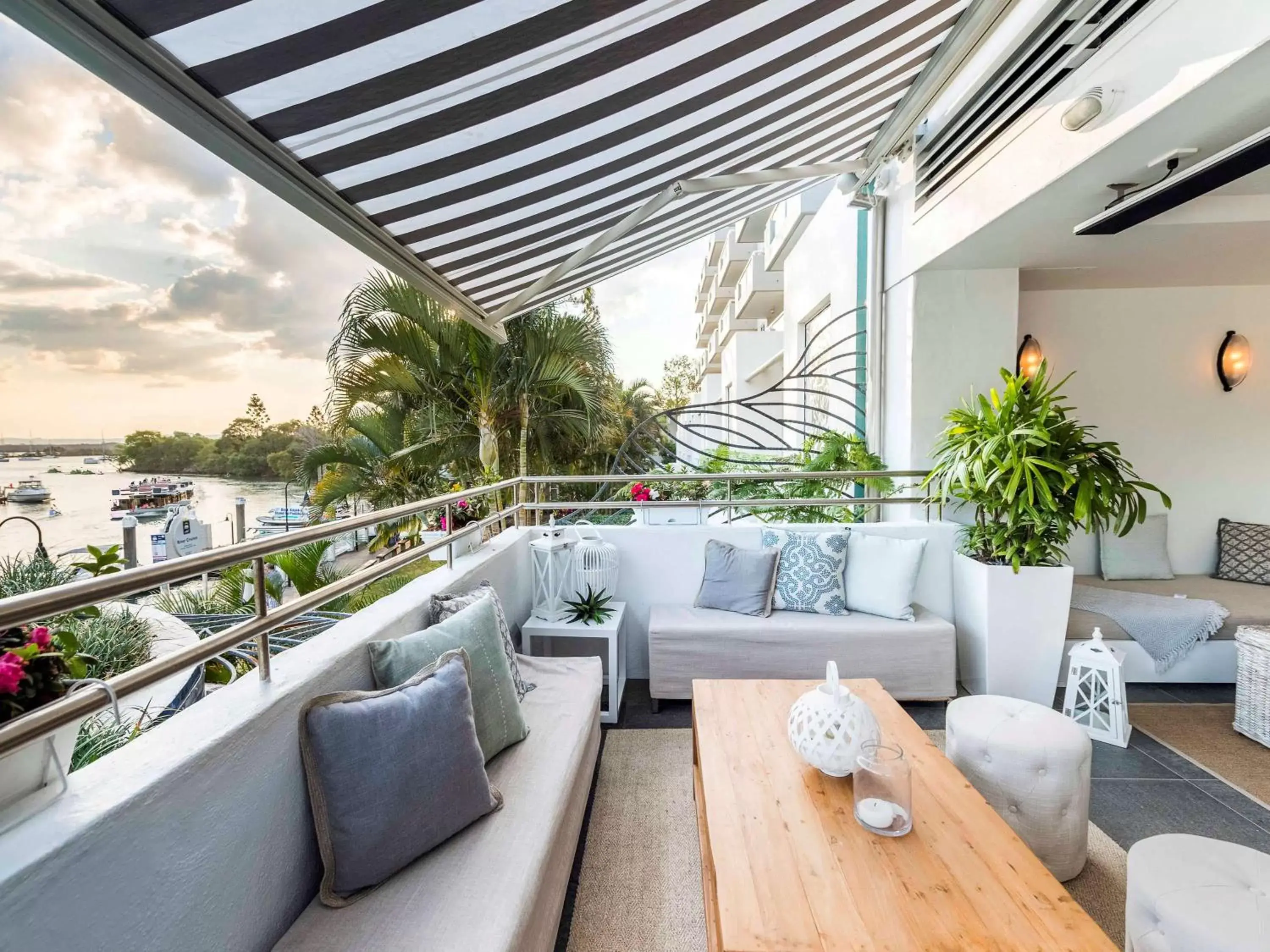 Lounge or bar in Sofitel Noosa Pacific Resort
