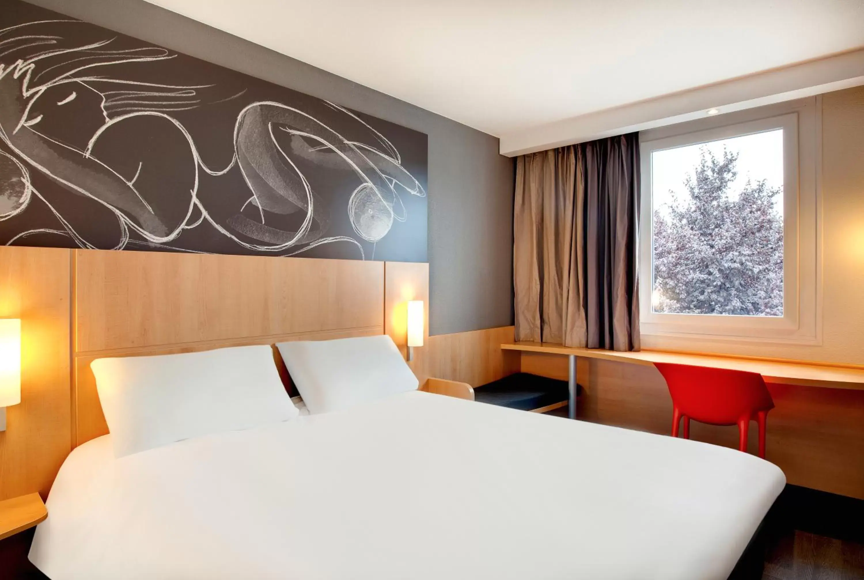 Photo of the whole room, Bed in ibis Clermont Ferrand Nord Riom