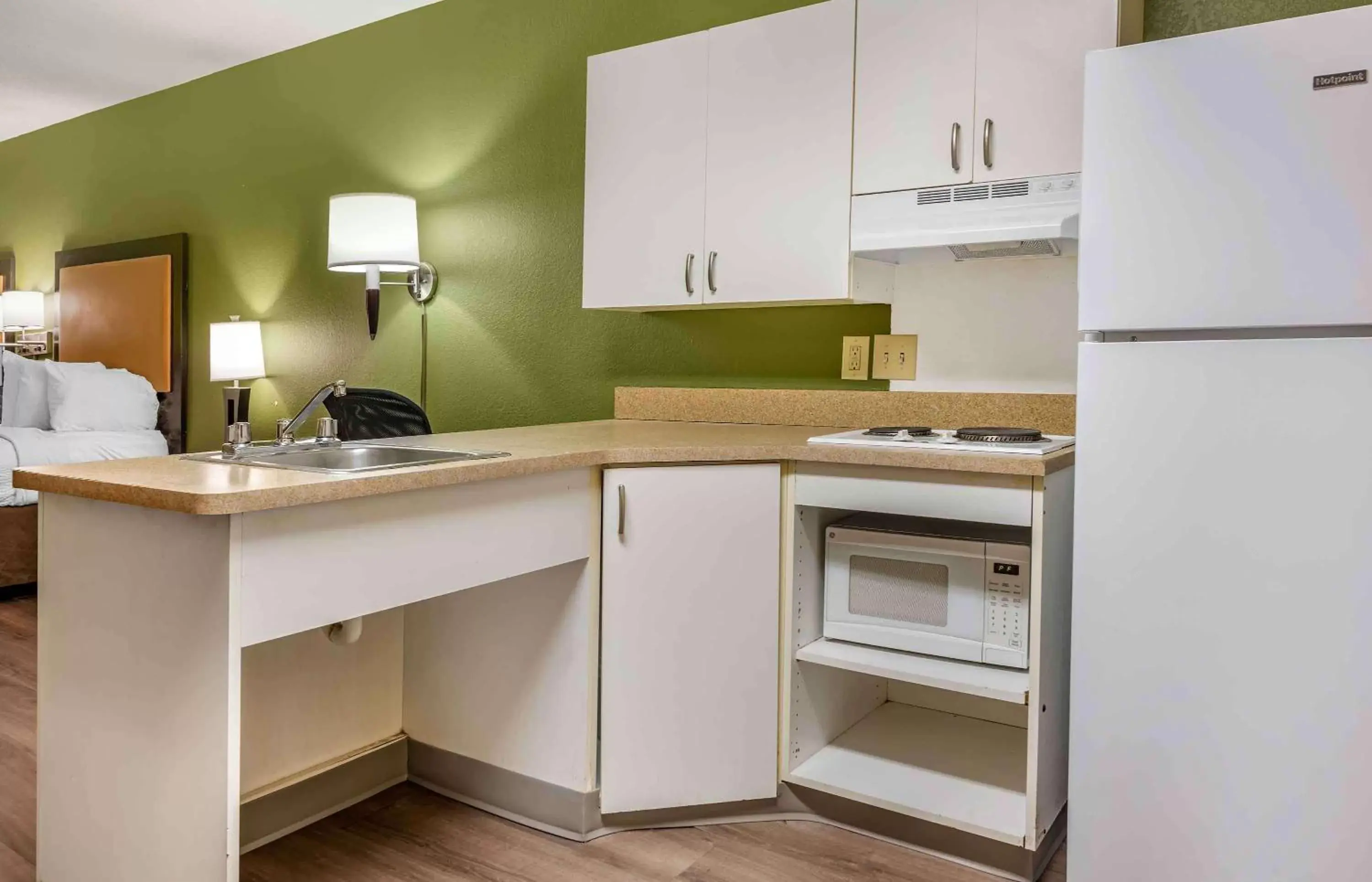 Bedroom, Kitchen/Kitchenette in Extended Stay America Suites - Minneapolis - Woodbury