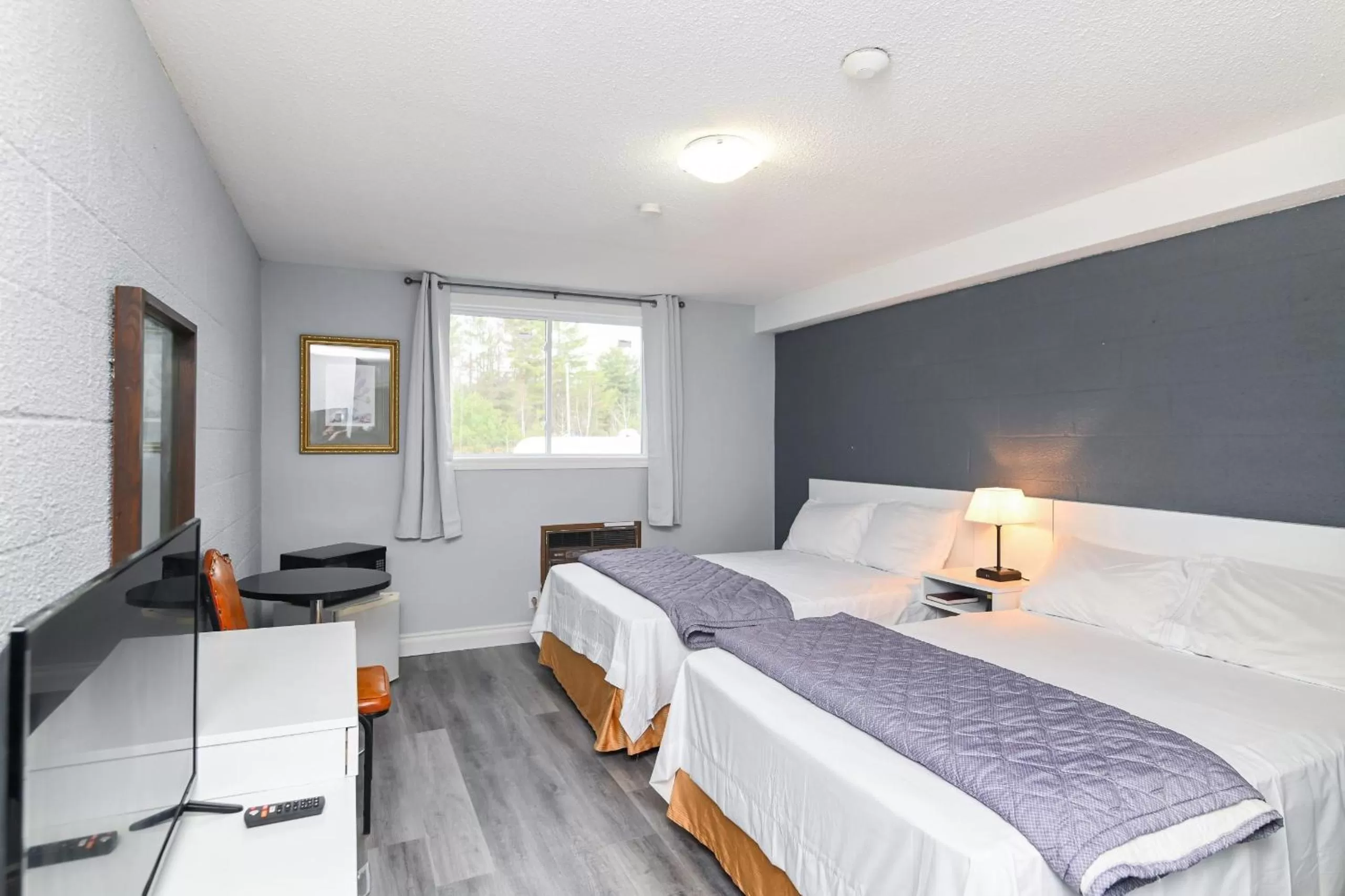 Bedroom, Bed in Lakeside Inn