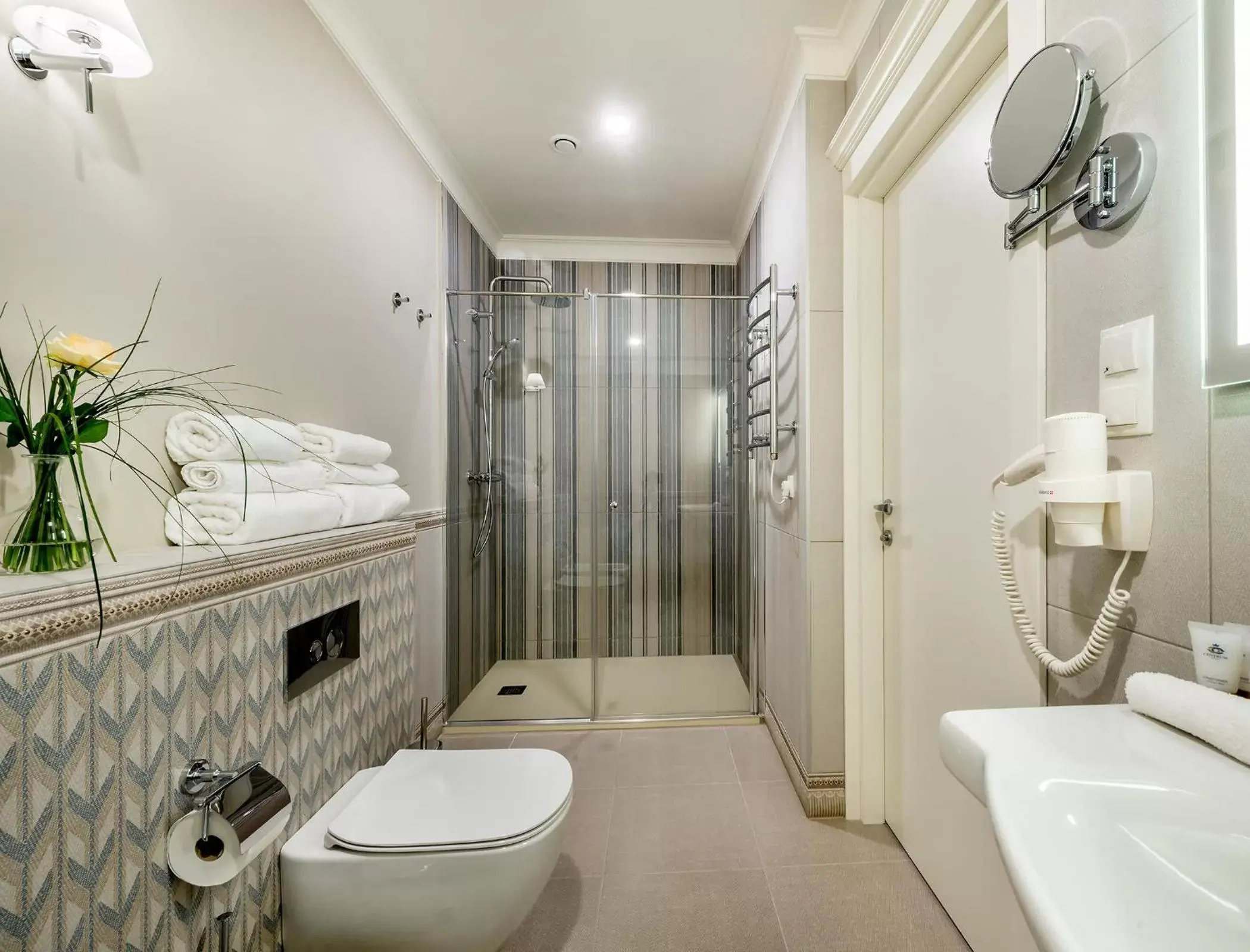 Shower, Bathroom in Ratonda Centrum Hotels