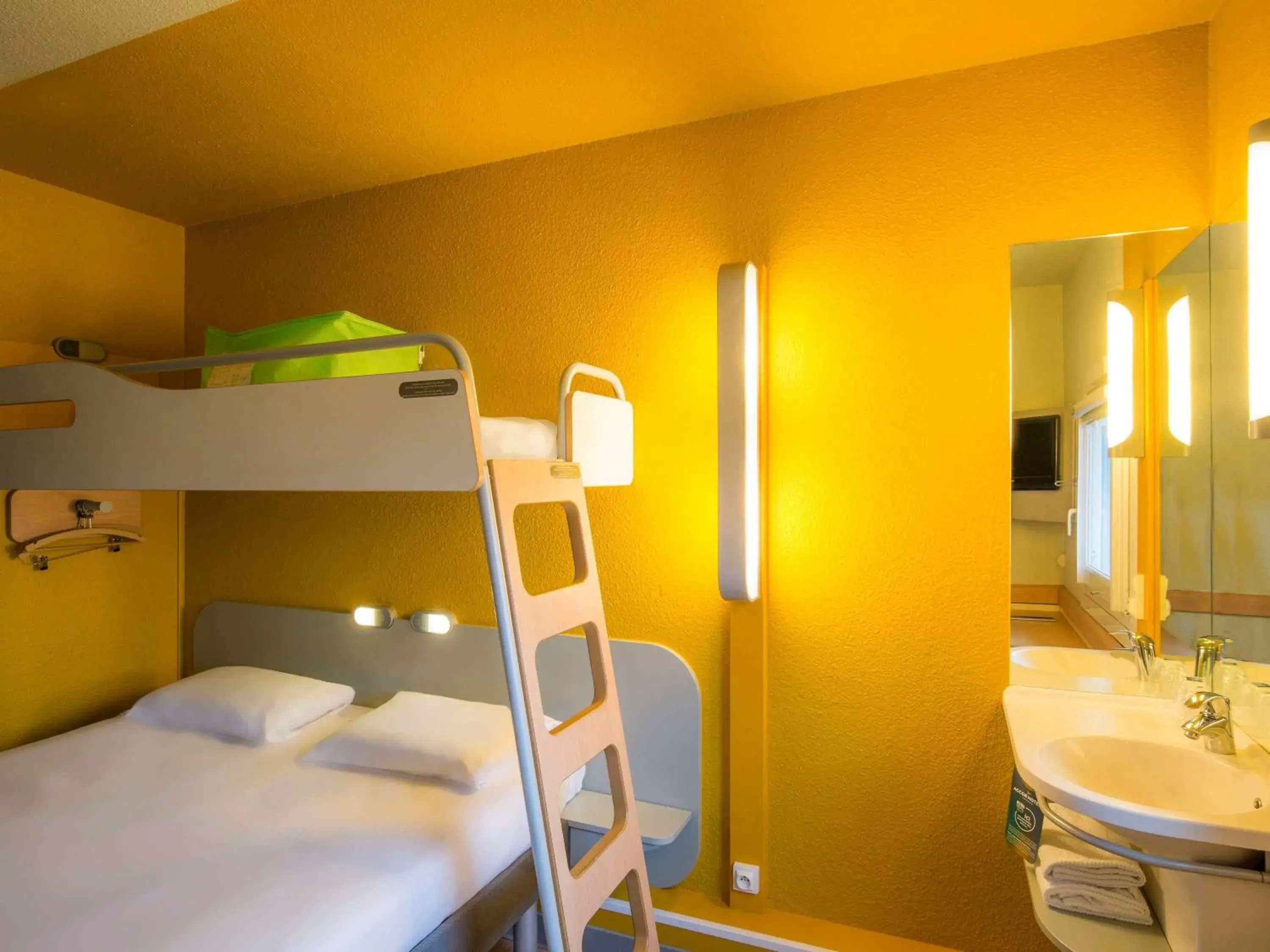 Photo of the whole room, Bunk Bed in ibis budget Cergy Pierrelaye