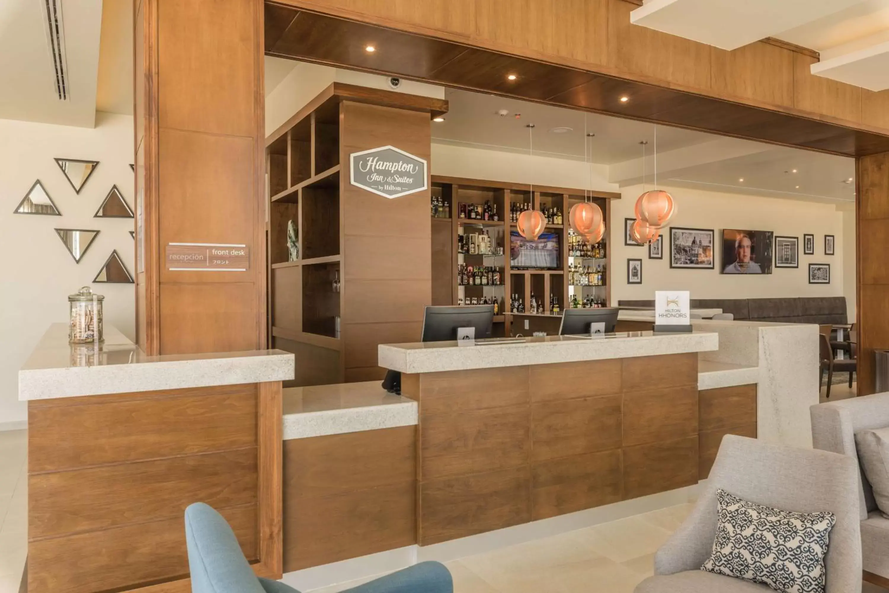 Lobby or reception in Hampton Inn & Suites by Hilton Salamanca Bajio