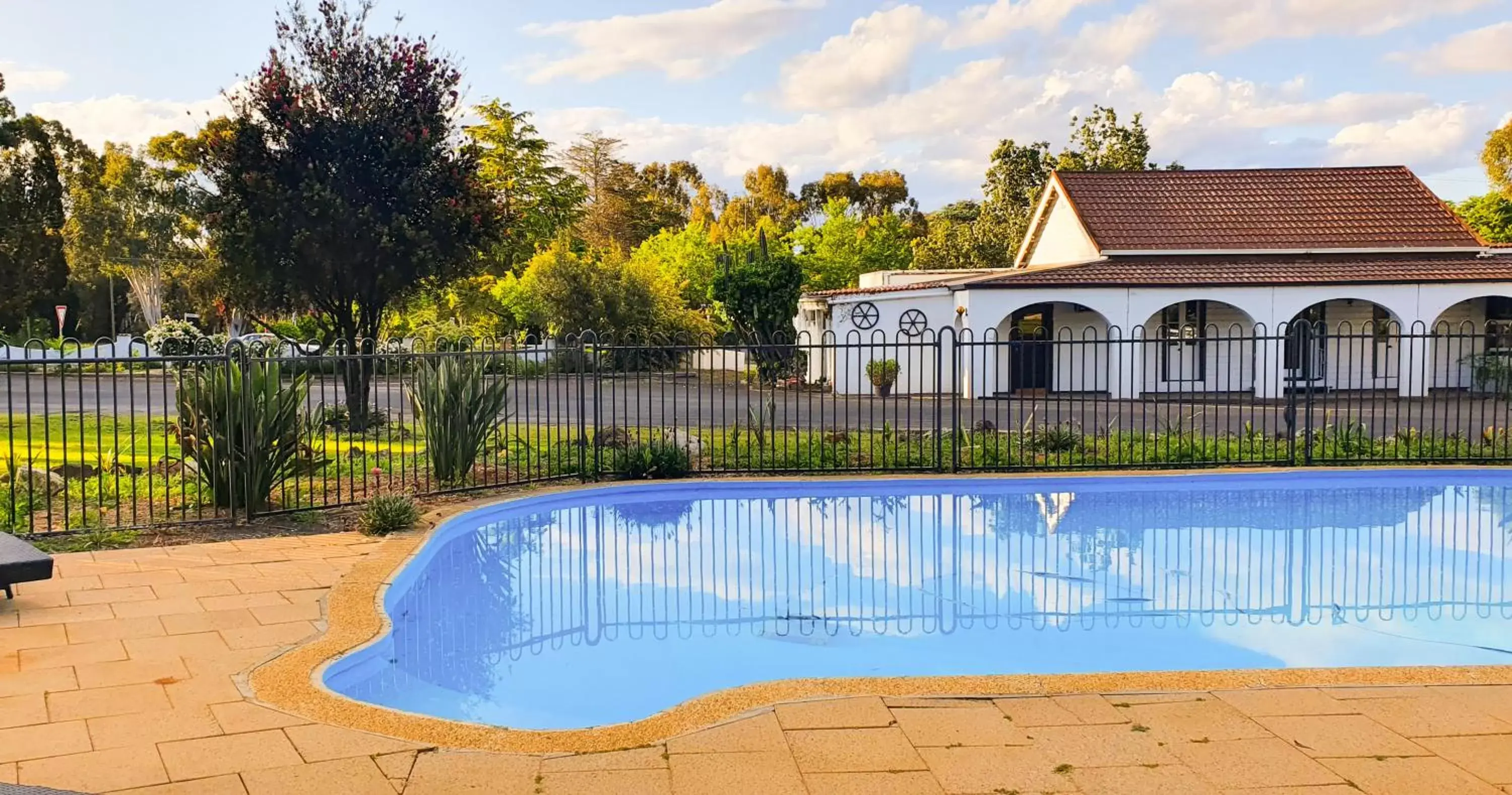 Swimming Pool in Azalea Motel