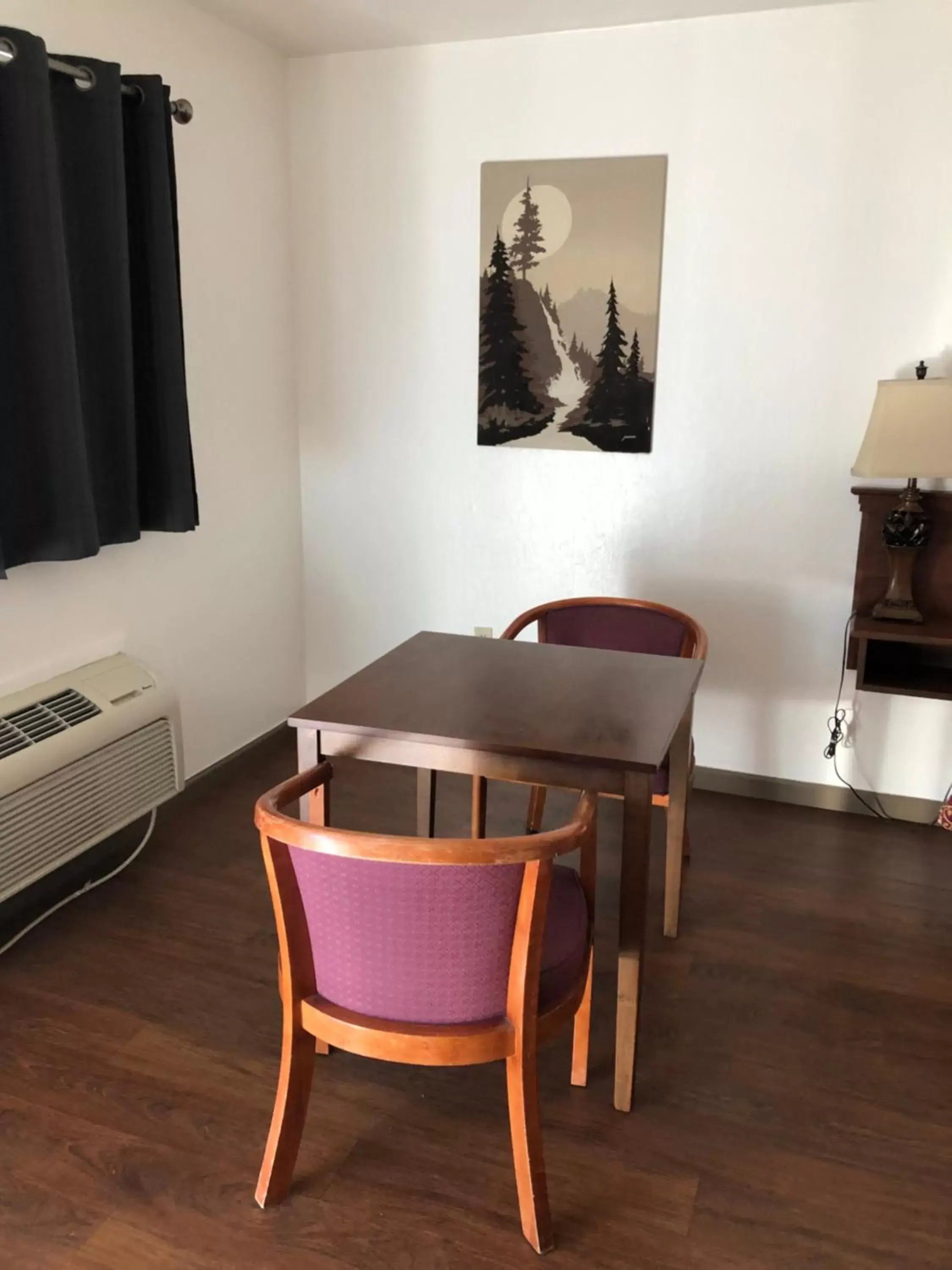 Dining Area in Pine Cone Motel