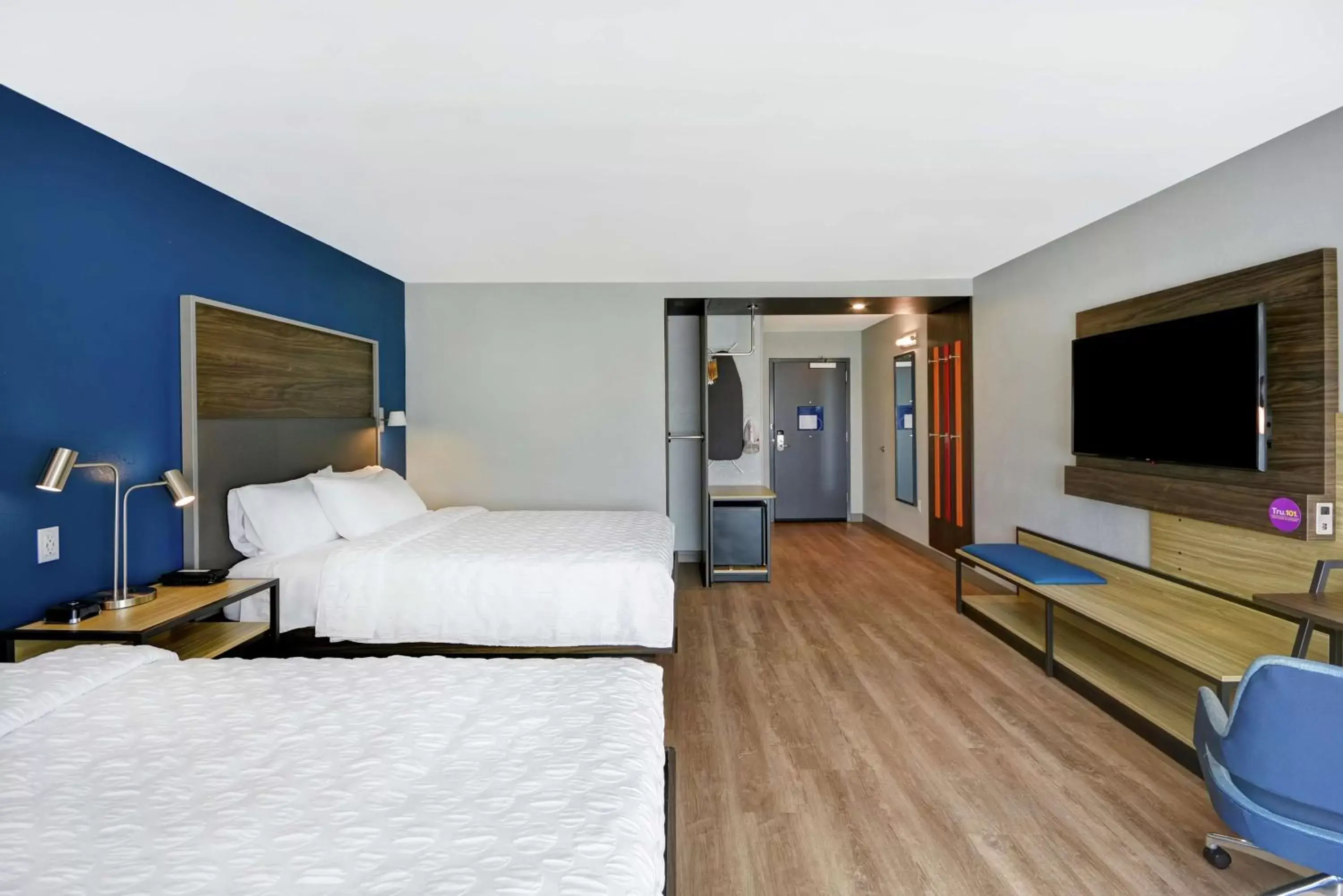 Bedroom, TV/Entertainment Center in Tru By Hilton Beavercreek Dayton