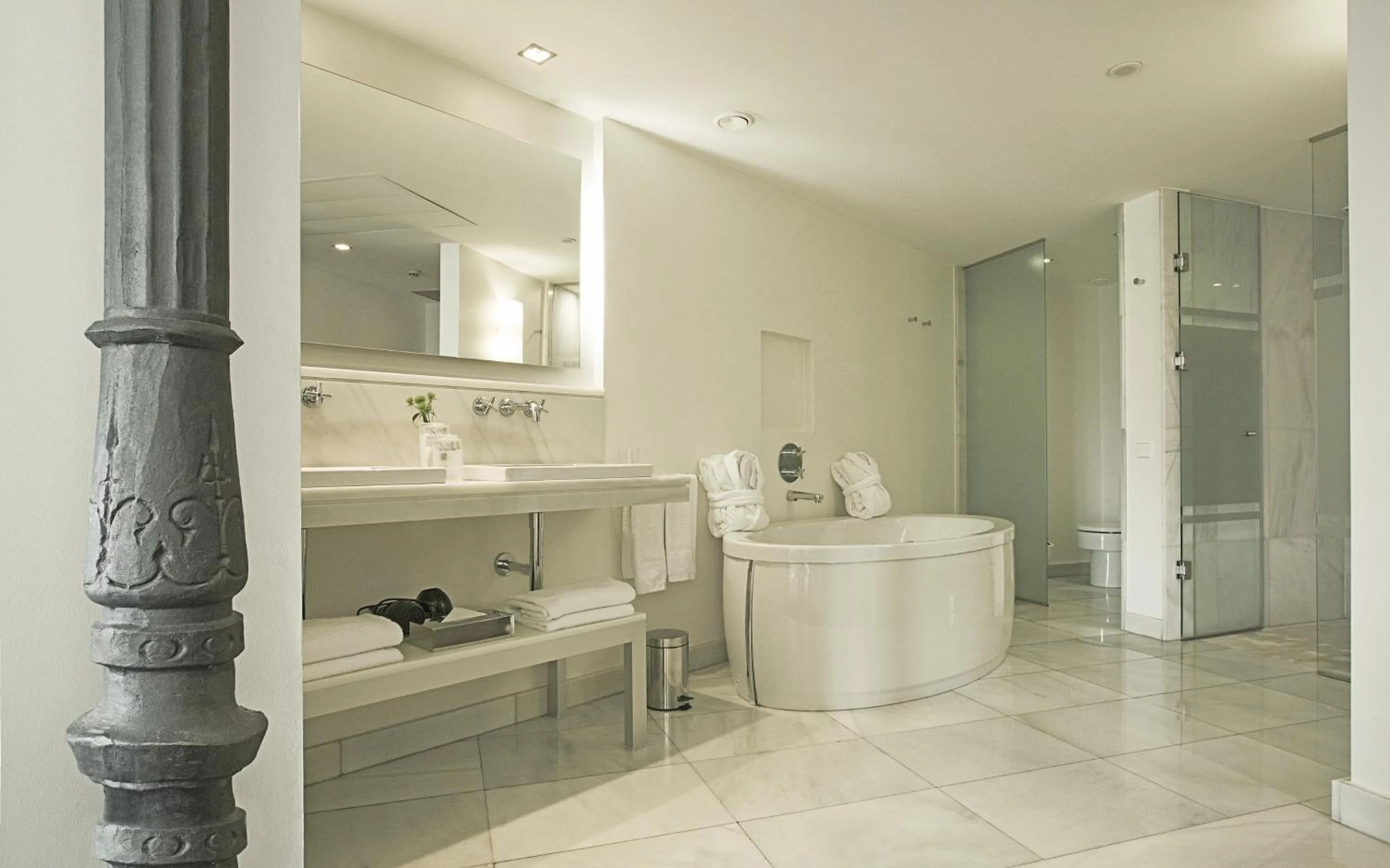 Bathroom in Hospes Puerta de Alcalá, a Member of Design Hotels