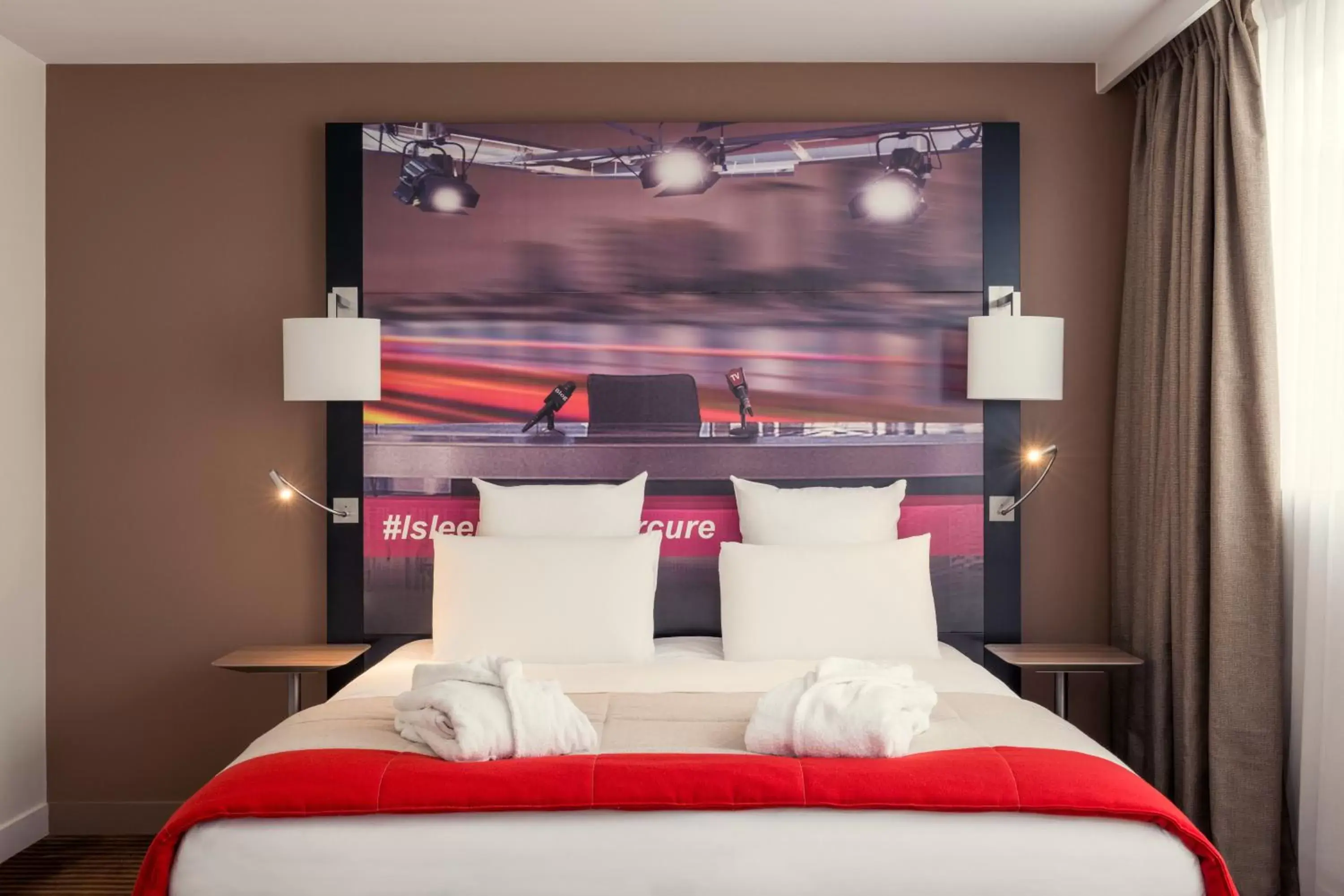 Bedroom, Bed in Hotel Mercure Paris Boulogne