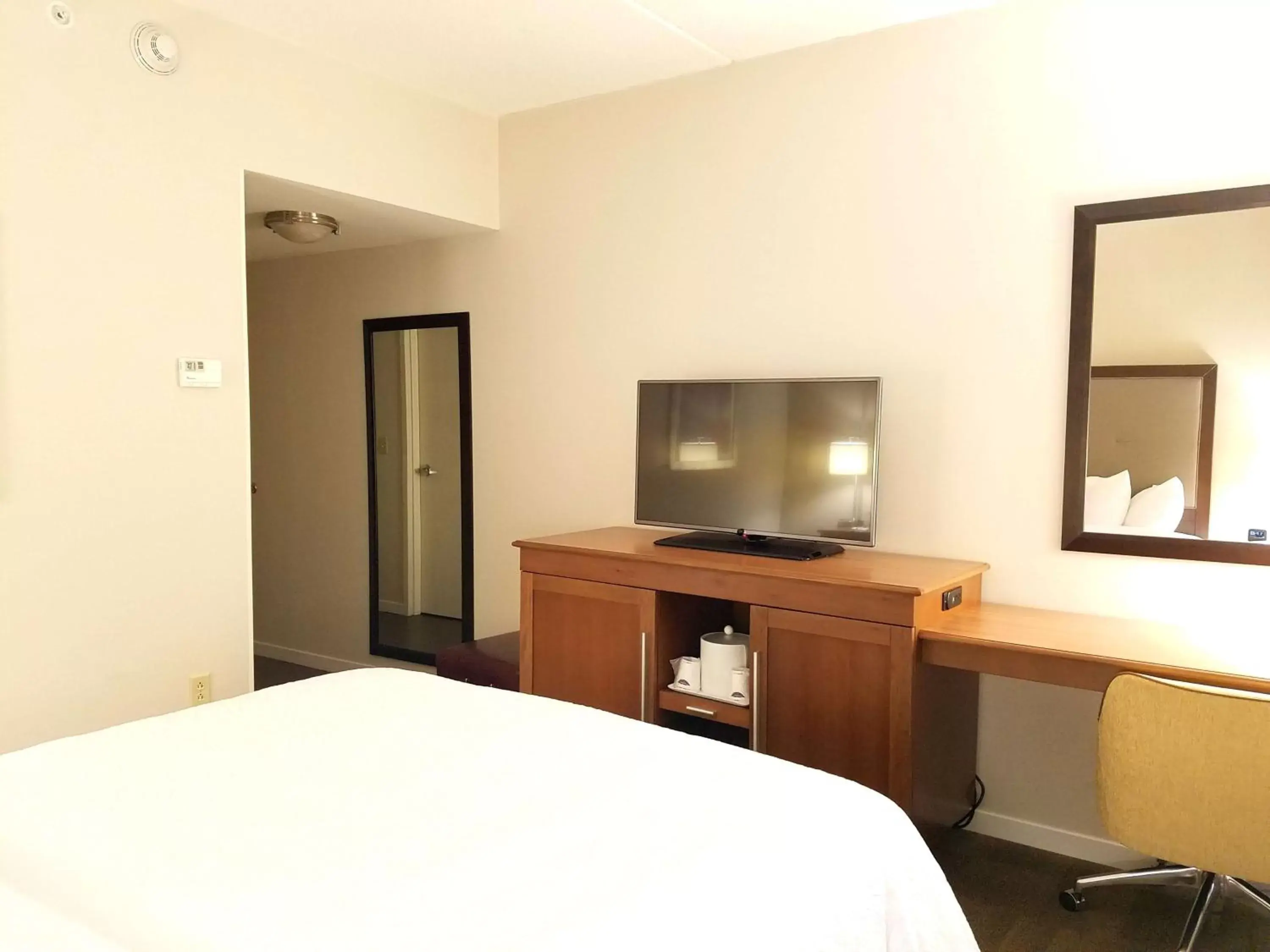 Bed, TV/Entertainment Center in Hampton Inn & Suites - Pittsburgh/Harmarville, PA