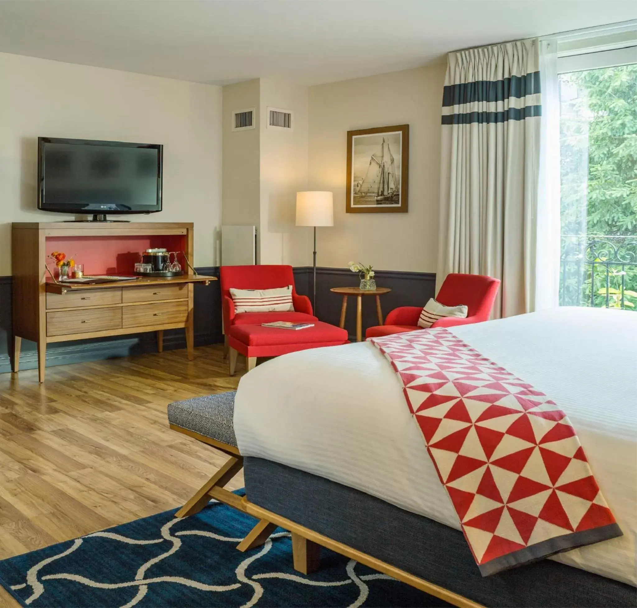 Bedroom, TV/Entertainment Center in Portland Harbor Hotel