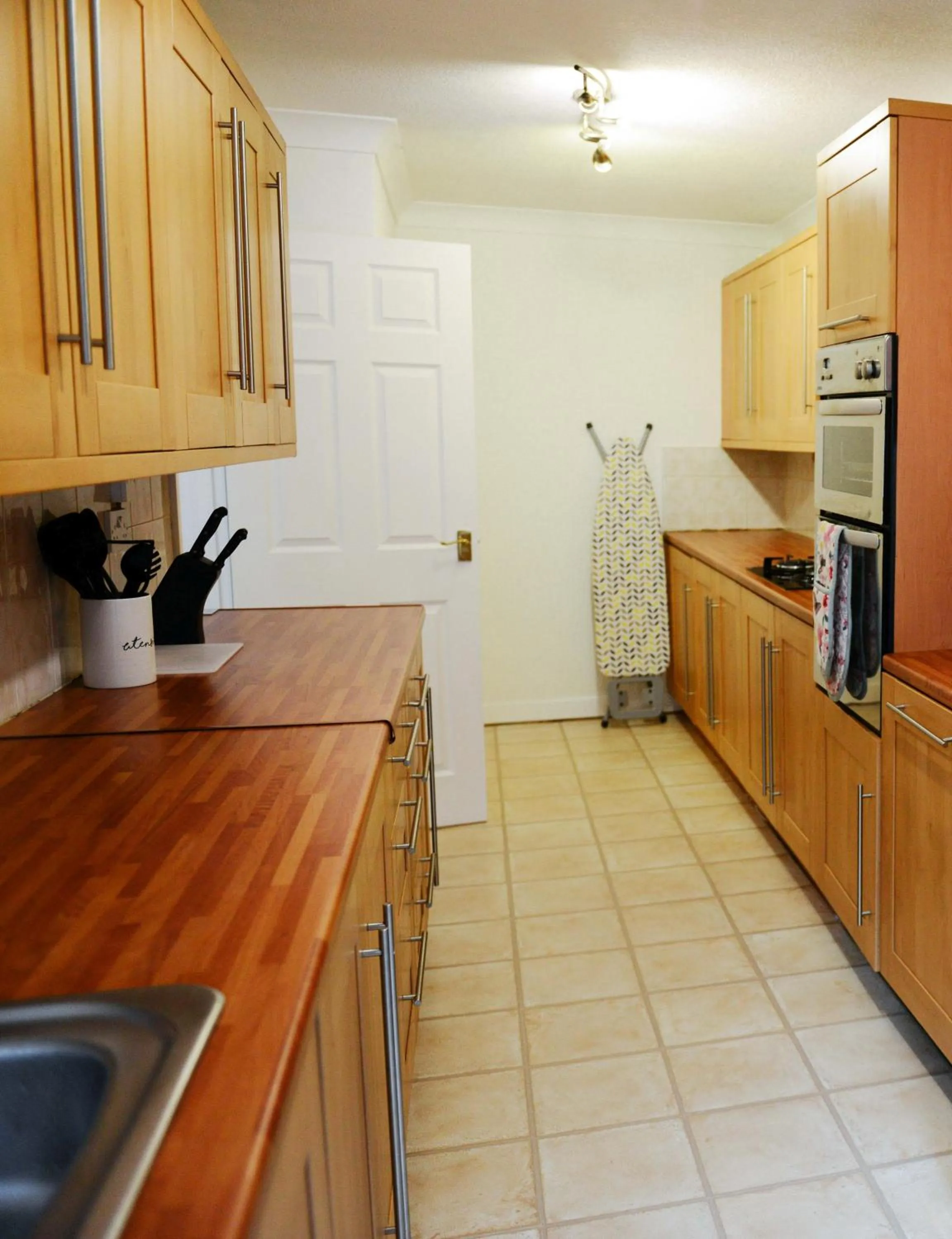 Kitchen or kitchenette in Bridle Lodge Apartments
