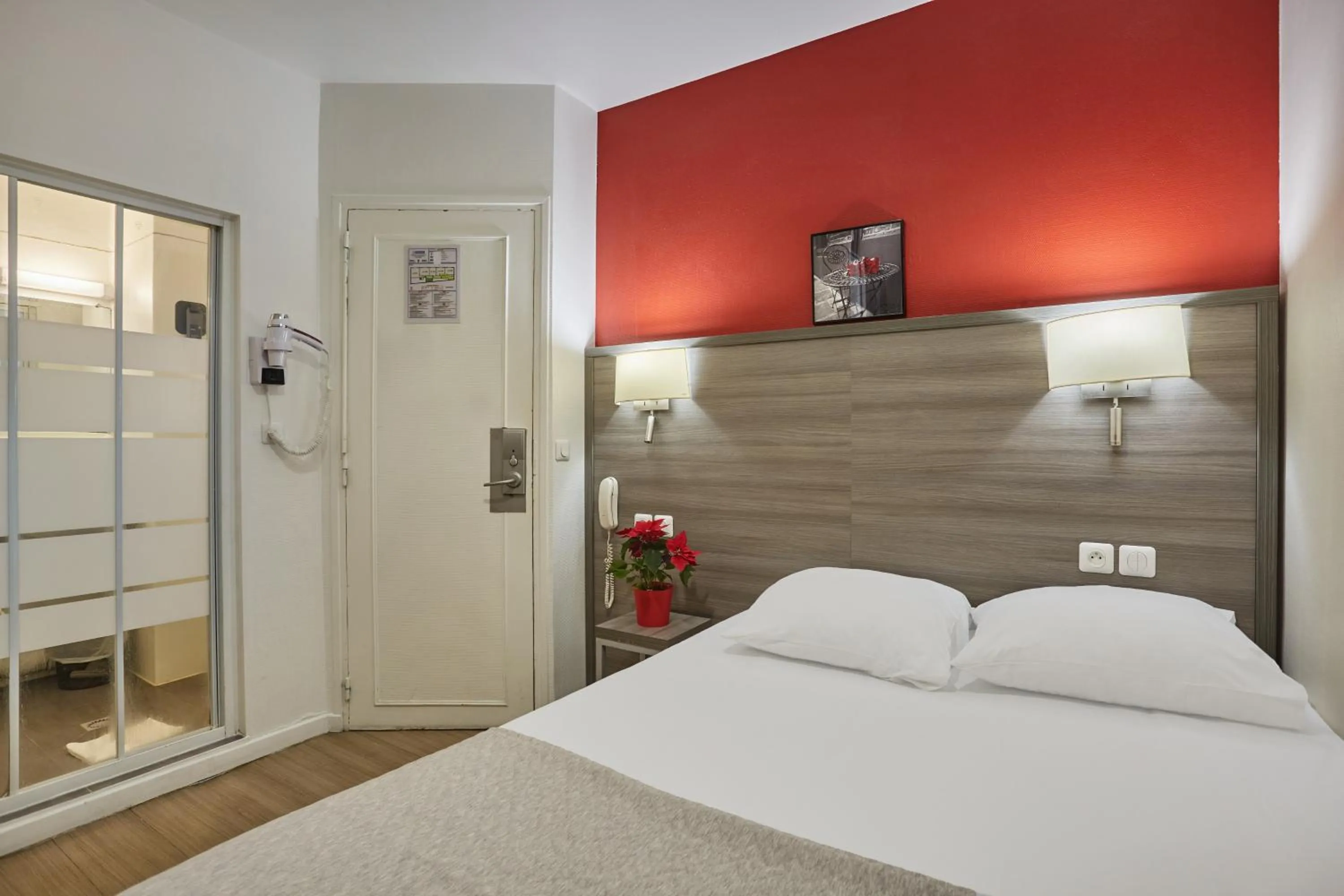 Photo of the whole room, Bed in Hipotel Paris Buttes Chaumont