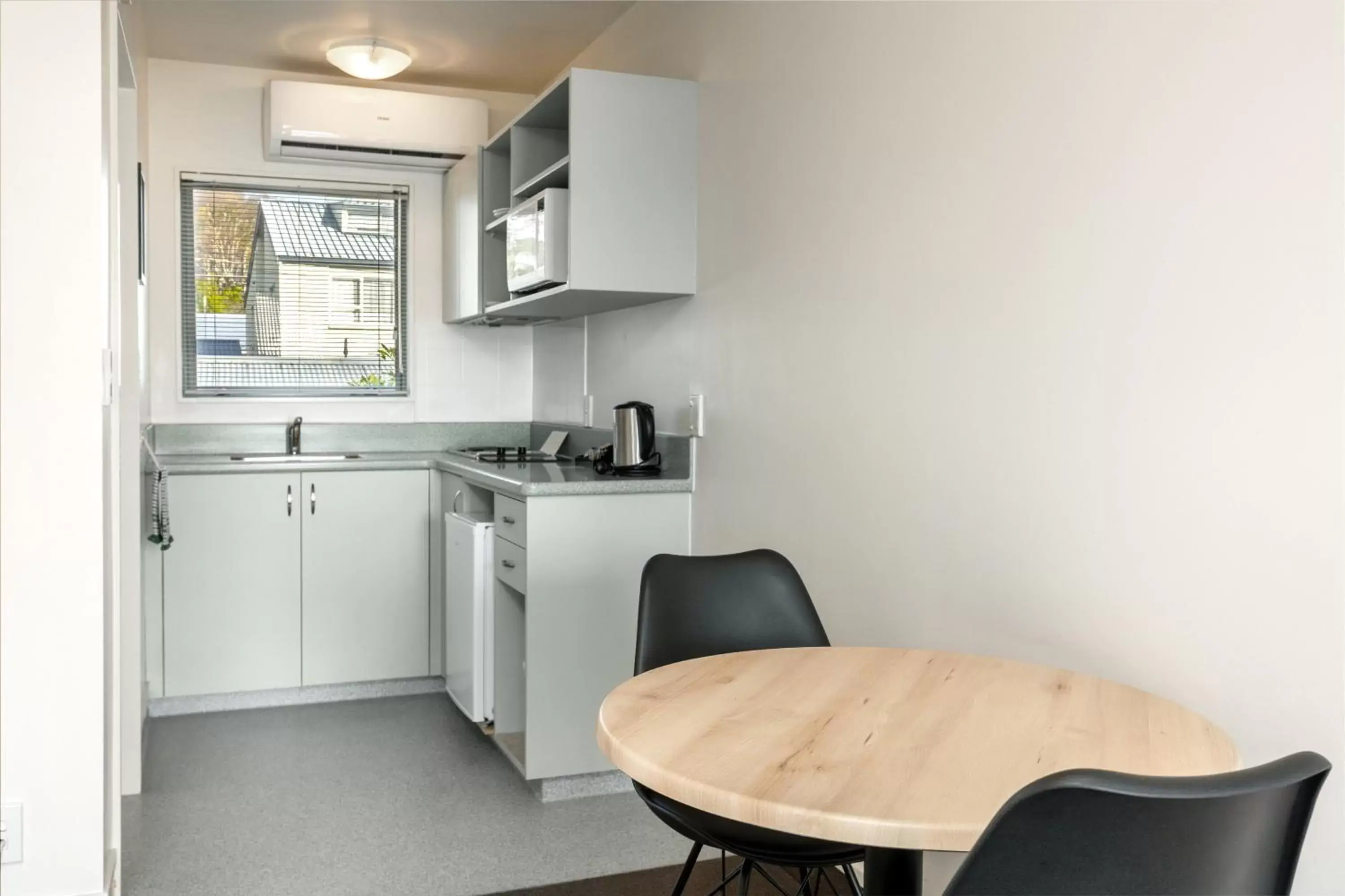 Kitchen/Kitchenette in Jasmine Court Motel