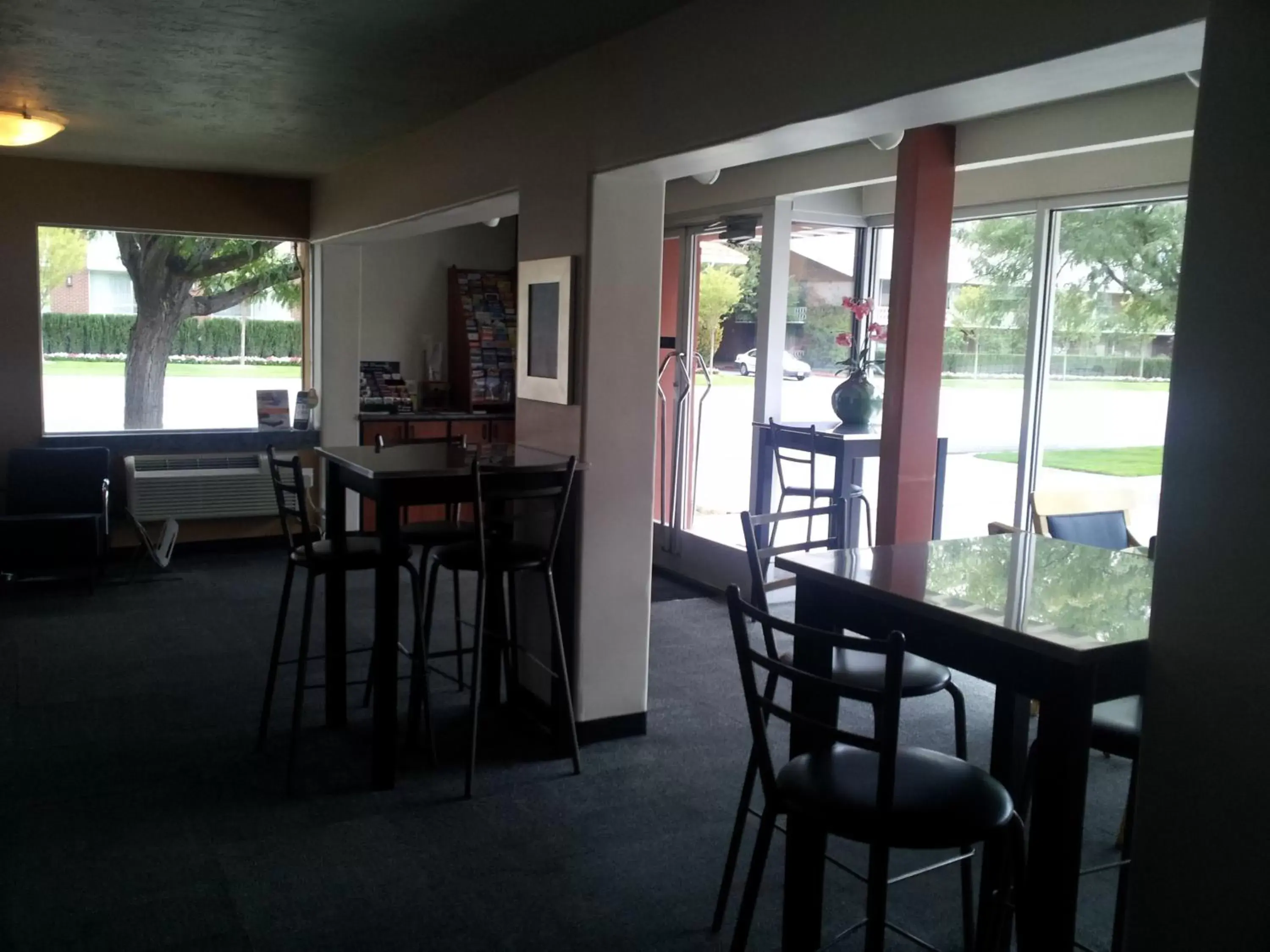 Restaurant/places to eat, Dining Area in Metropolitan Inn