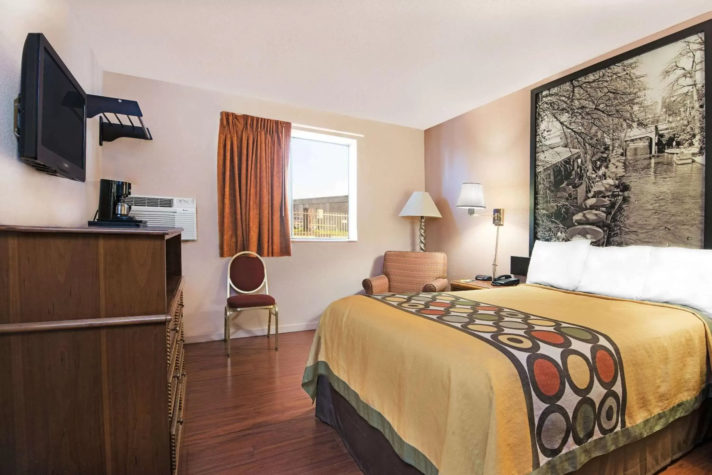 Photo of the whole room, Bed in Super 8 by Wyndham San Antonio/I-35 North