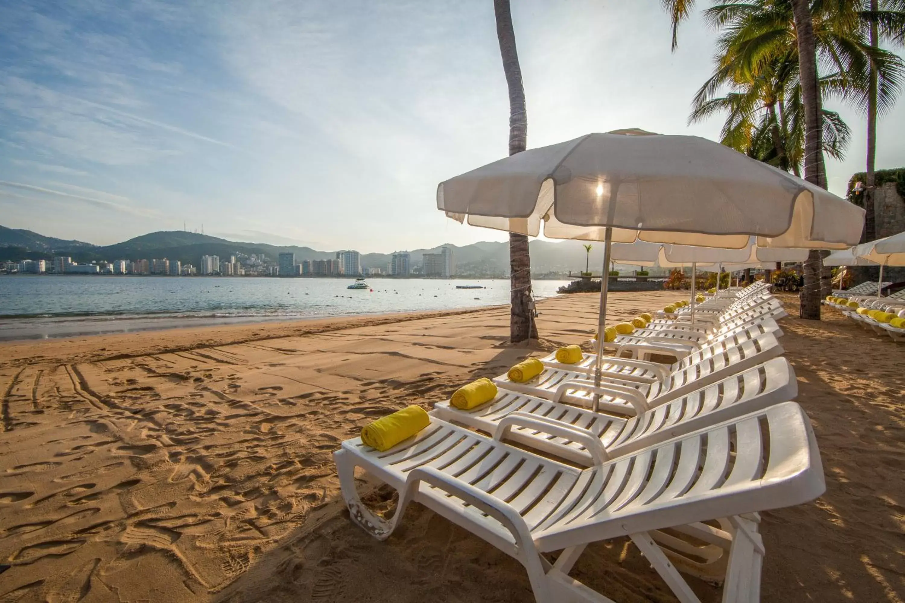 Beach in Park Royal Beach Acapulco - All Inclusive