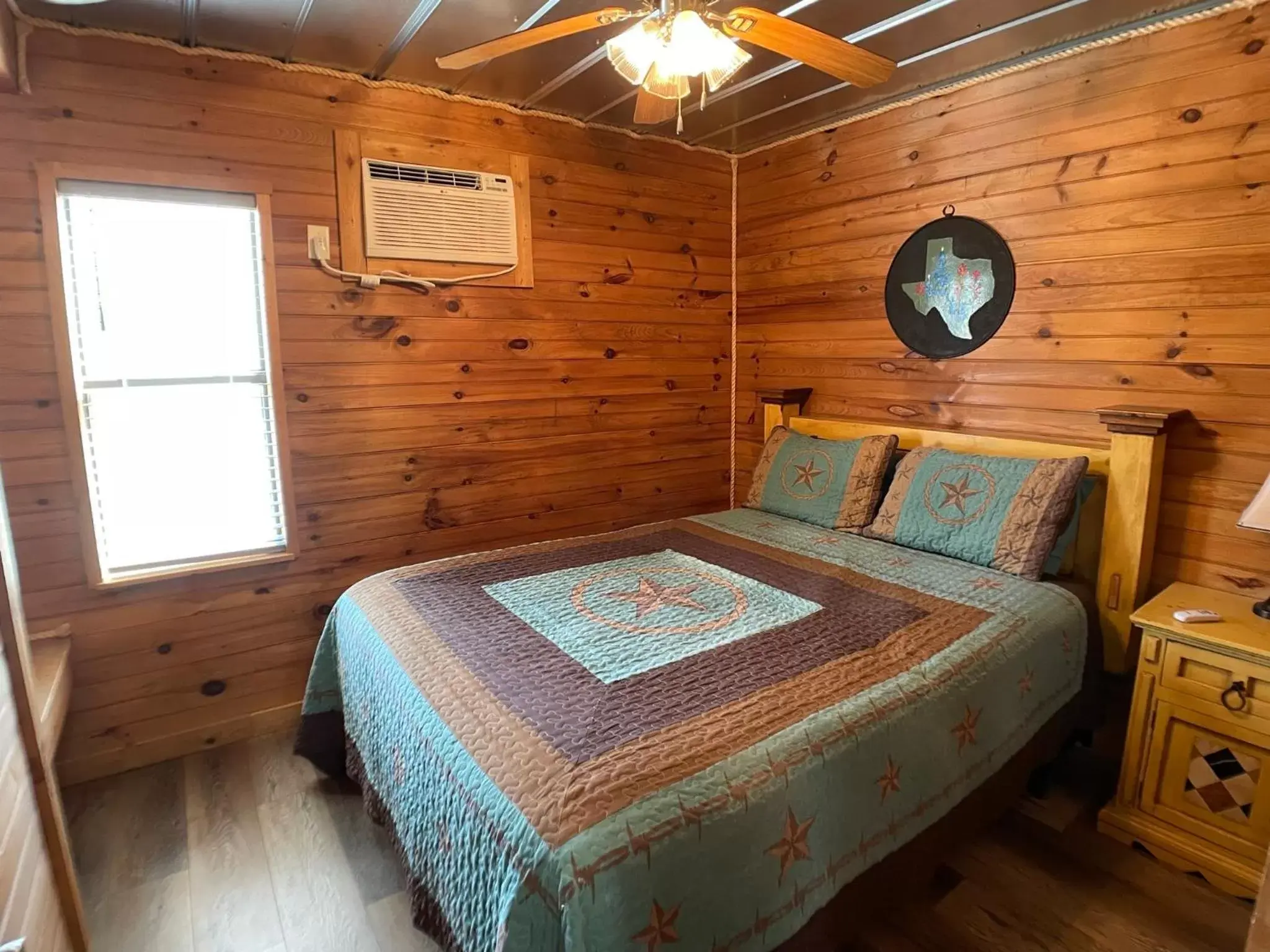 Bedroom, Bed in Walnut Canyon Cabins