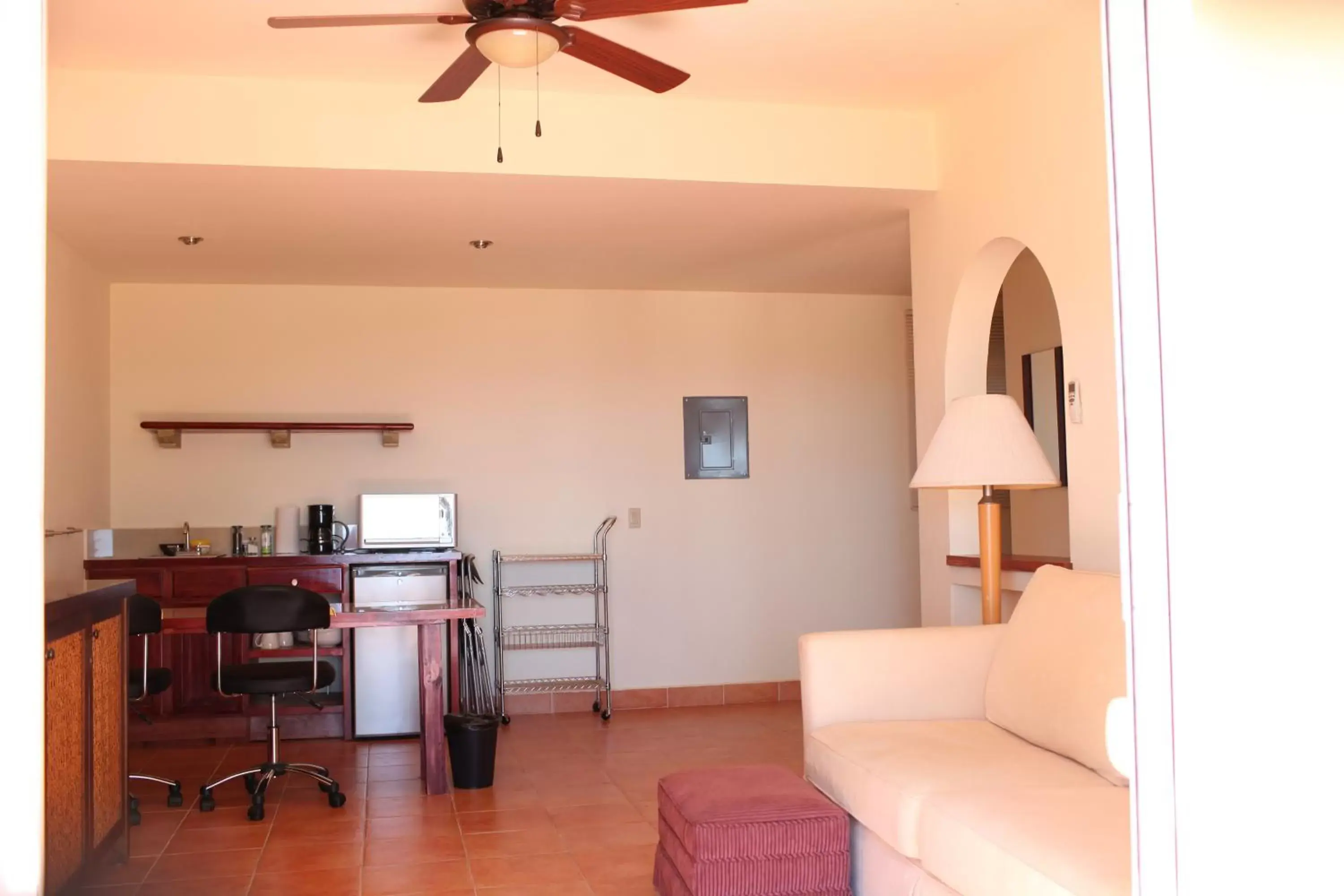 Kitchen or kitchenette, Seating Area in MariaMar Suites