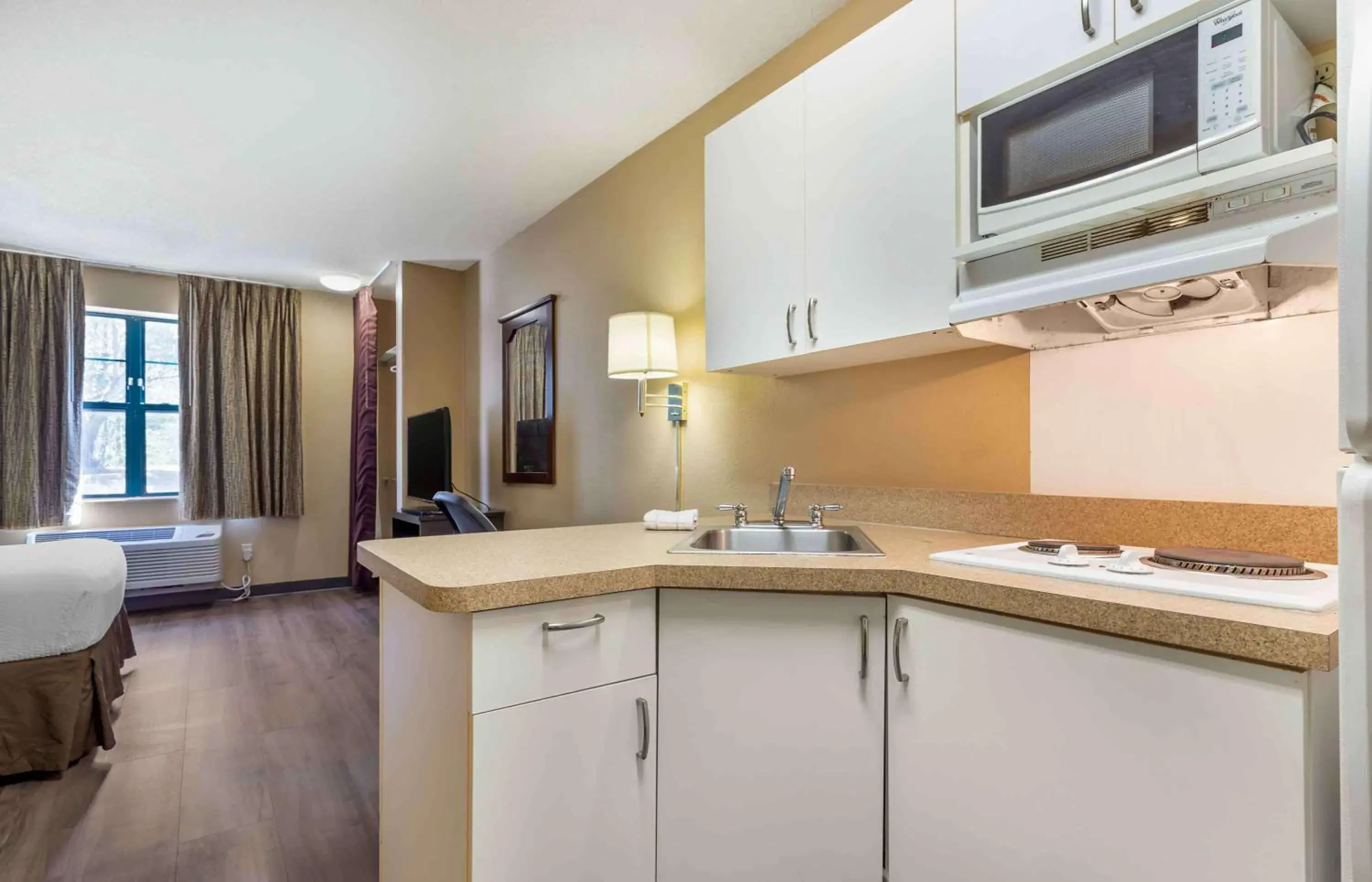 Bedroom, Kitchen/Kitchenette in Extended Stay America Select Suites - Fayetteville - Springdale