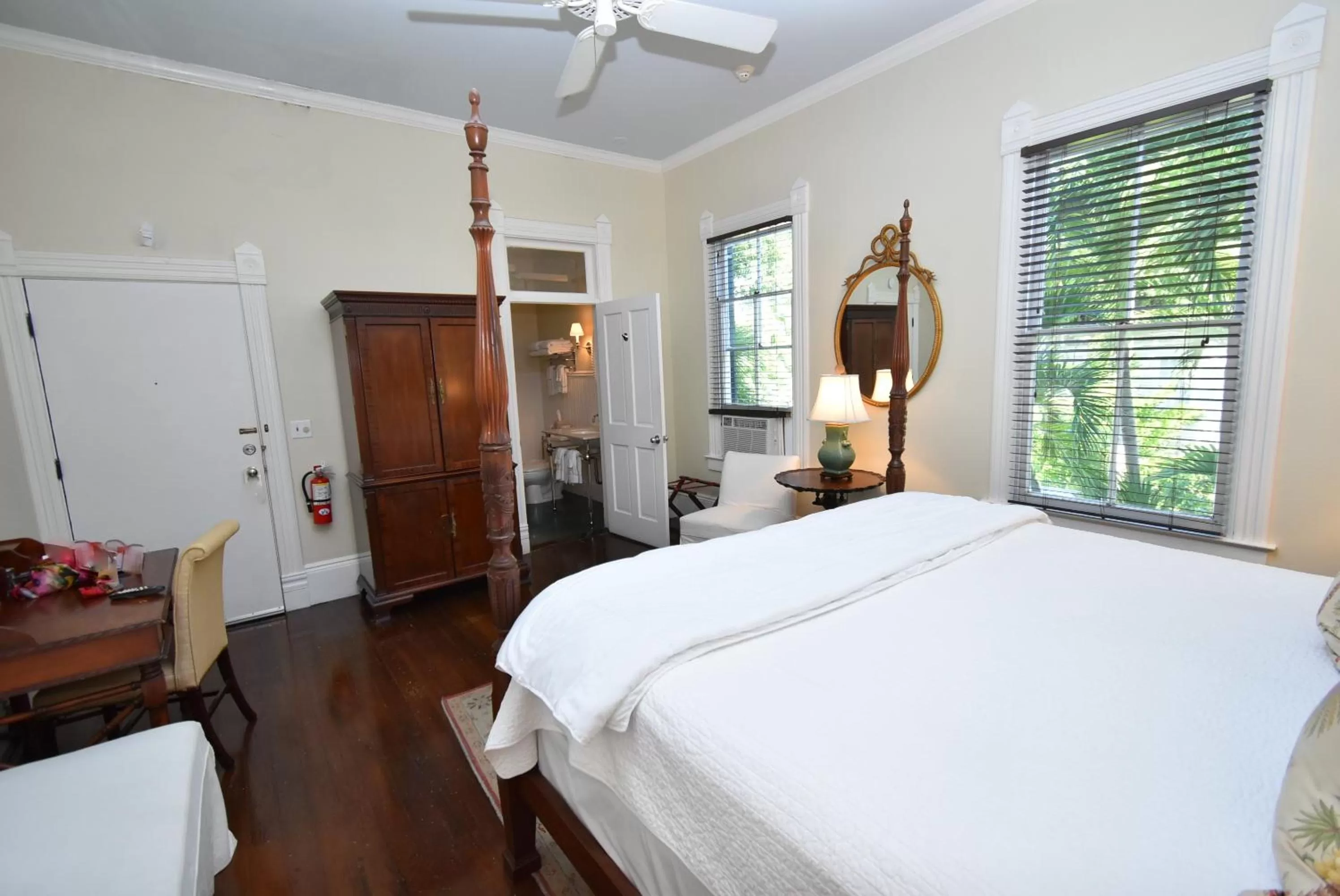 Bed in Simonton Court Historic Inn & Cottages