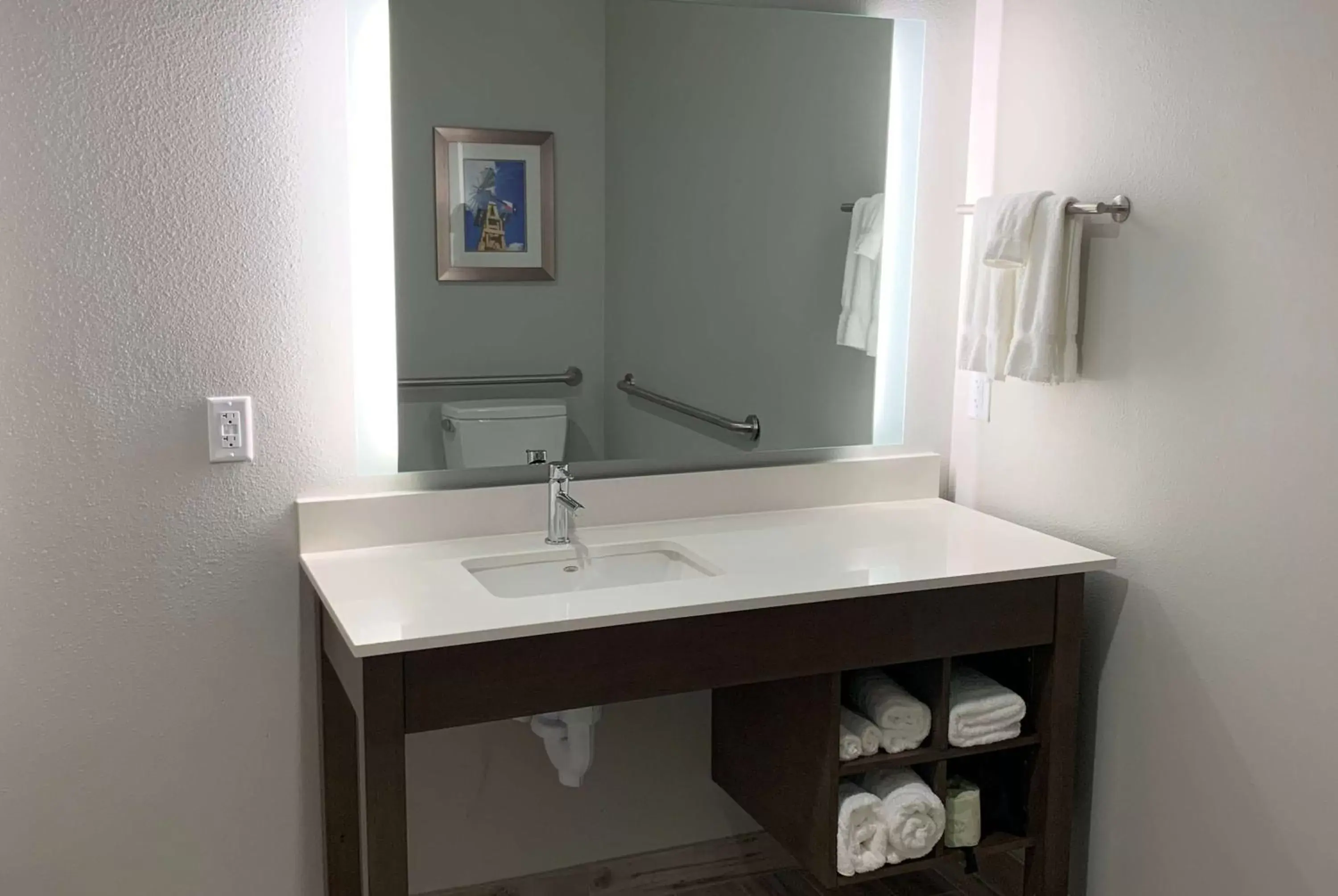 Bathroom in La Quinta Inn & Suites by Wyndham Round Rock near Kalahari