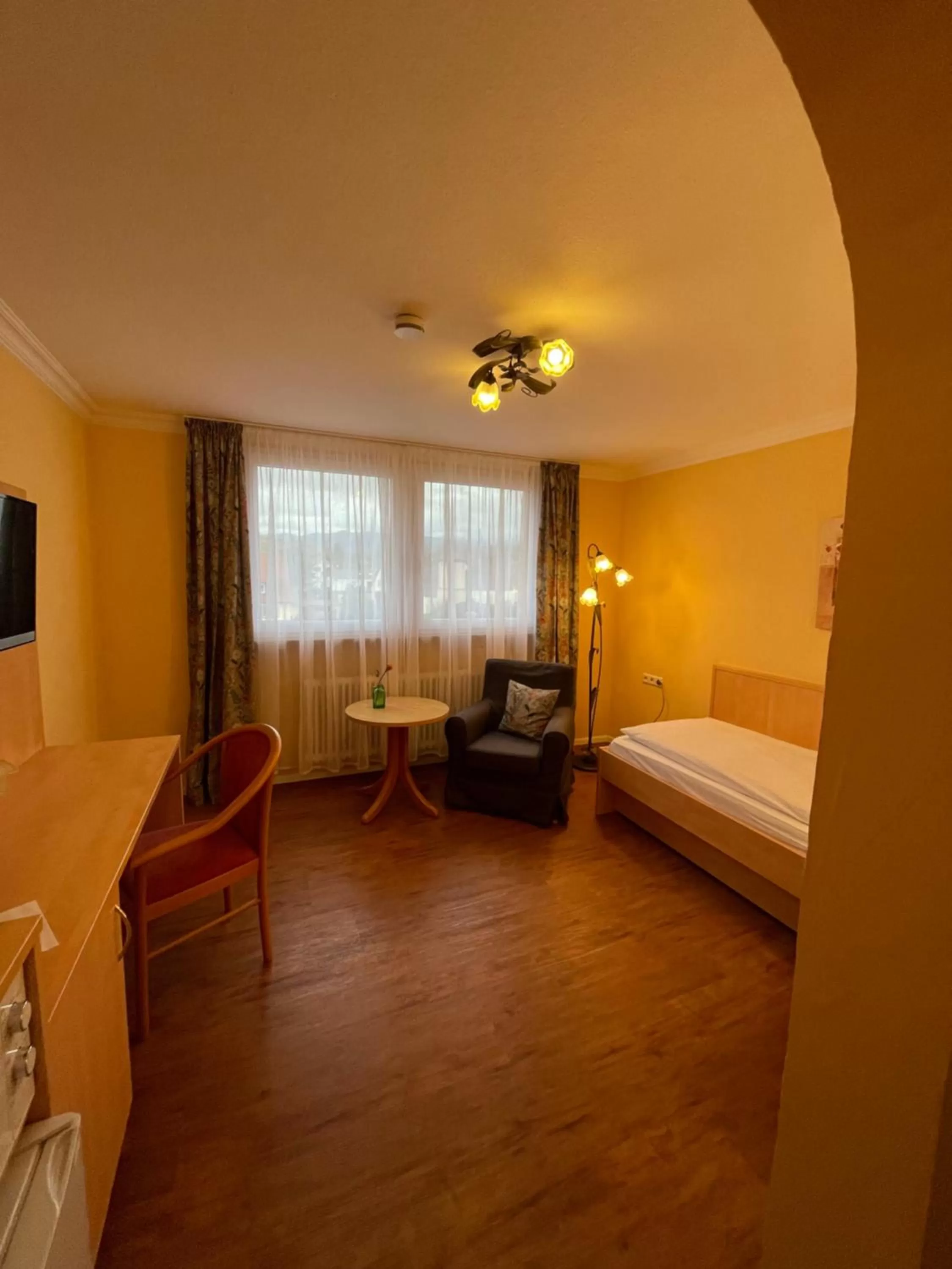 Photo of the whole room, Bed in zum Schwanen Garni