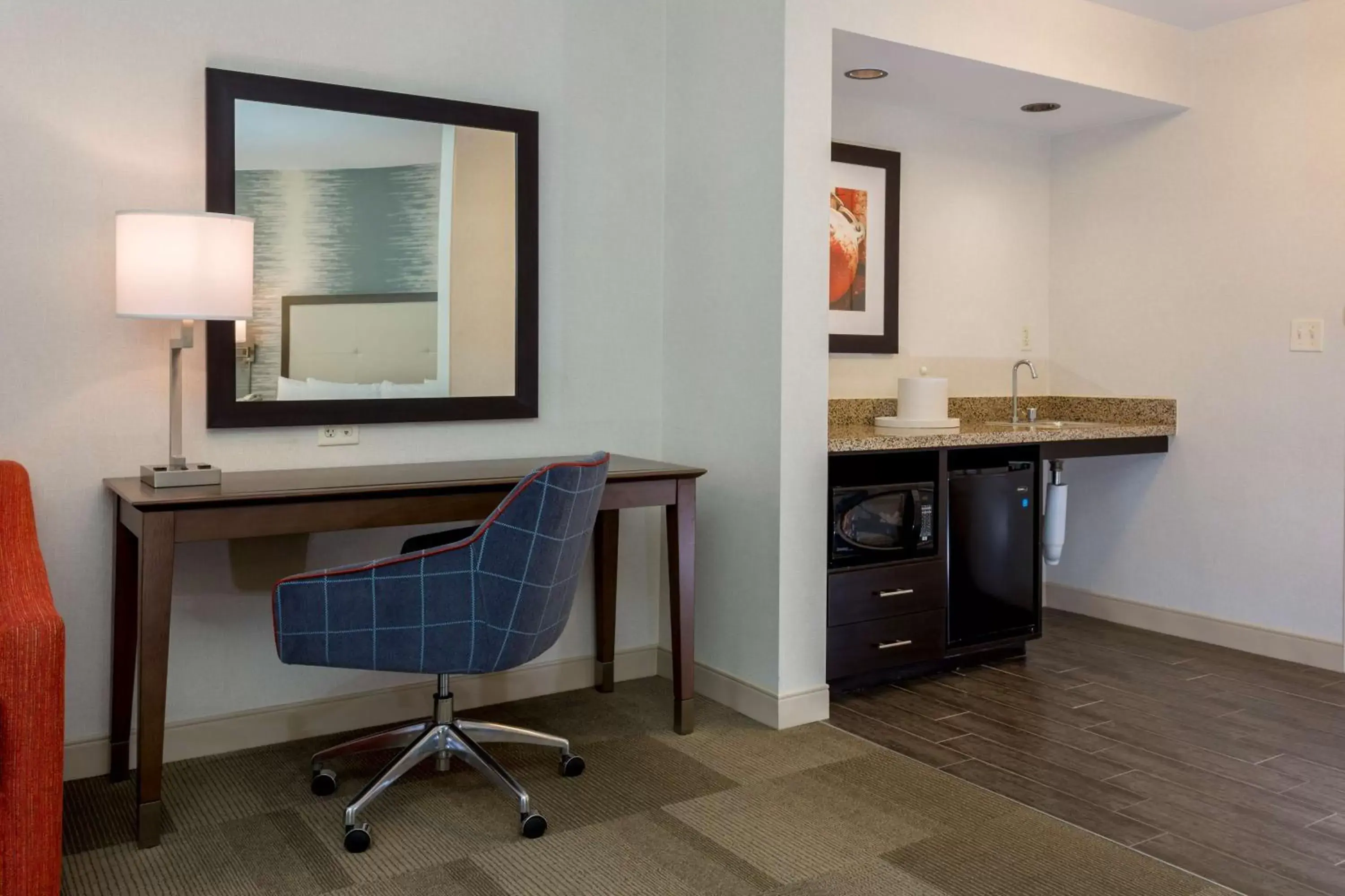 Living room, Kitchen/Kitchenette in Hampton Inn & Suites San Diego-Poway