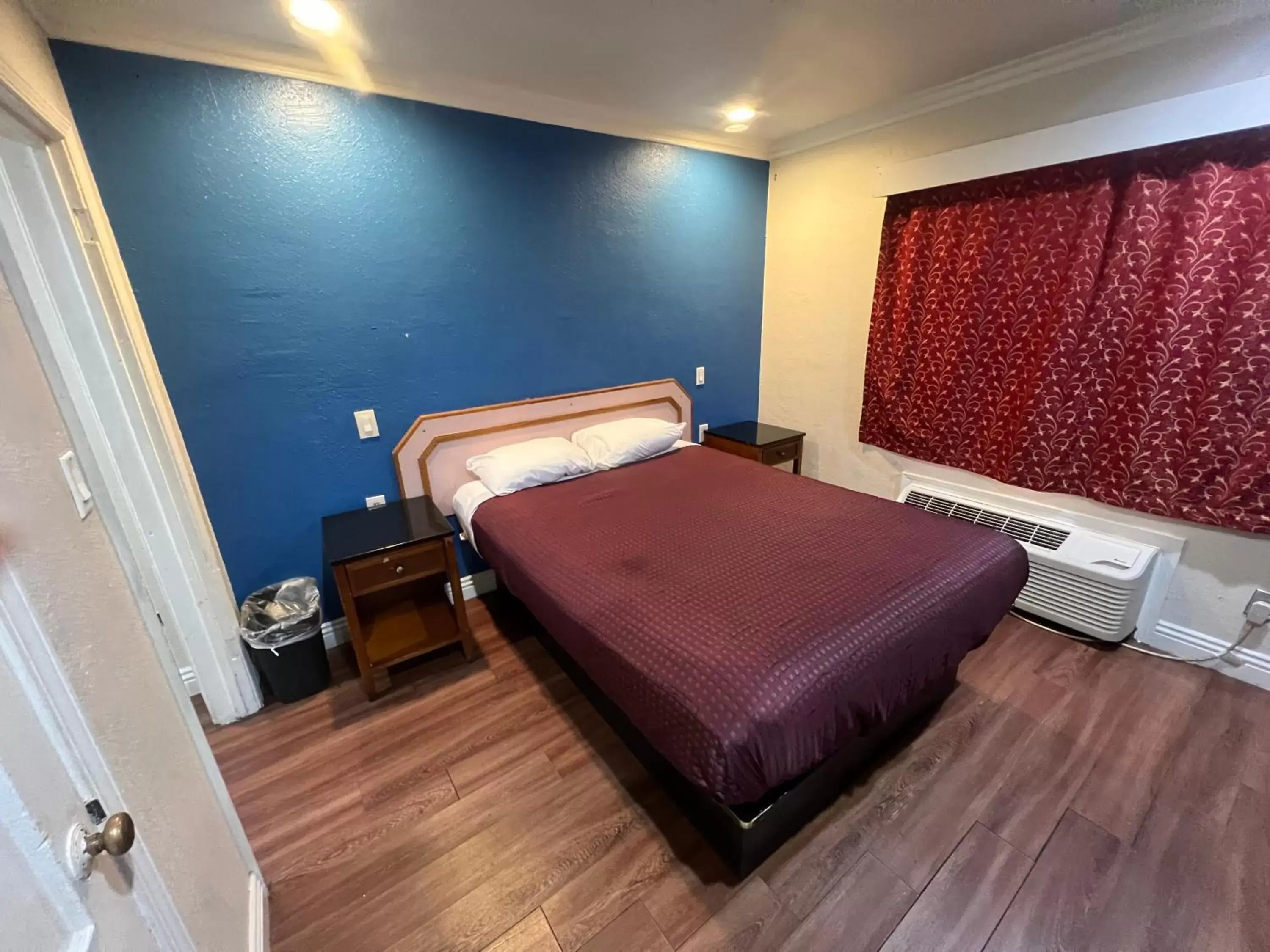 Bed in Harris Motel