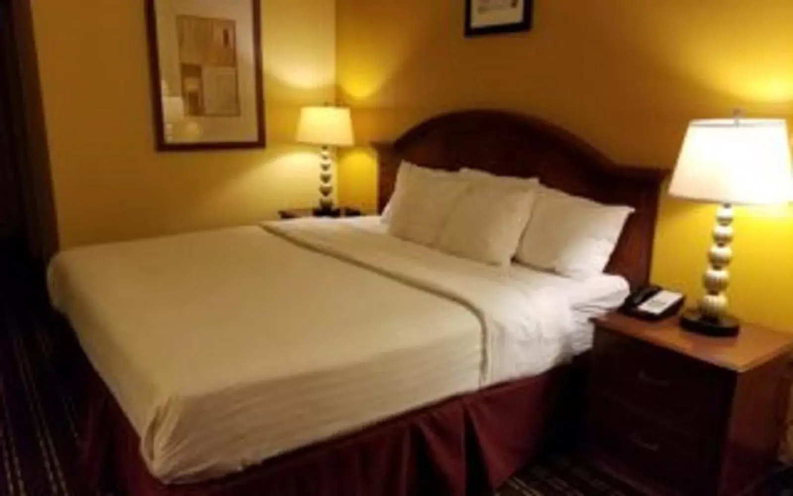 Bed in Comstock Inn & Conference Center