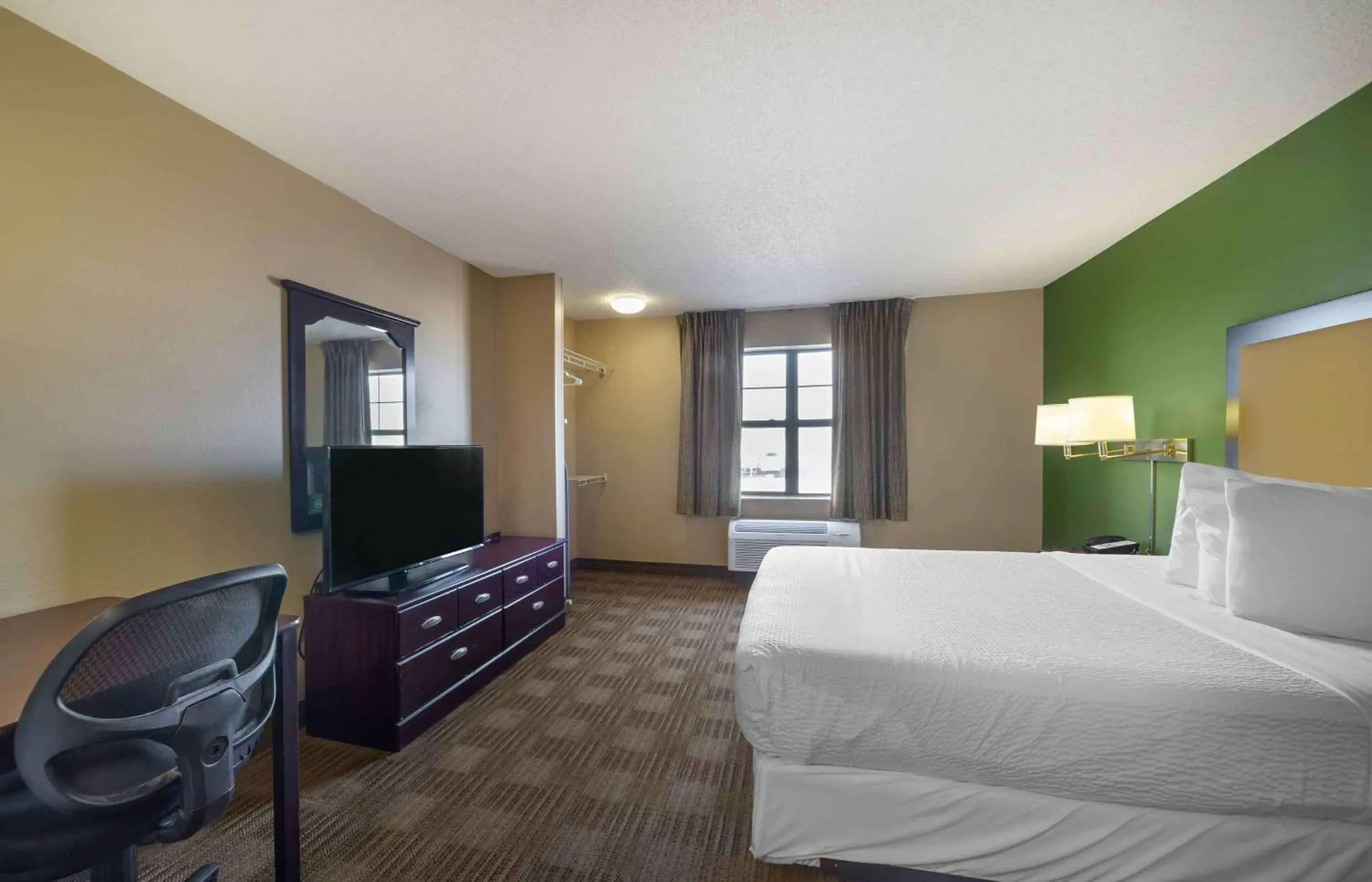 Bedroom, TV/Entertainment Center in Extended Stay America Suites - Oklahoma City - Airport