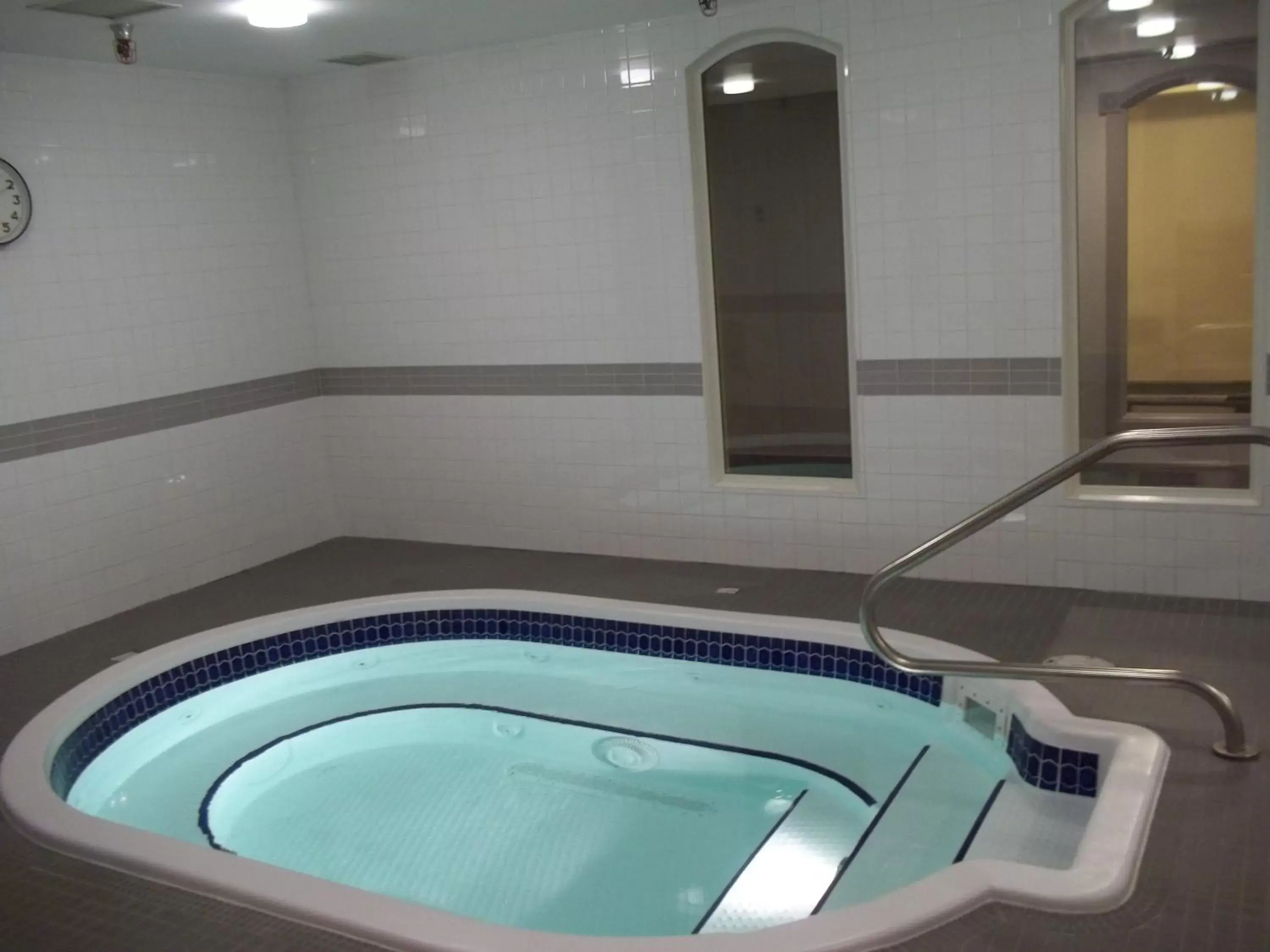 Hot Tub, Swimming Pool in Prestige Mountain Resort Rossland
