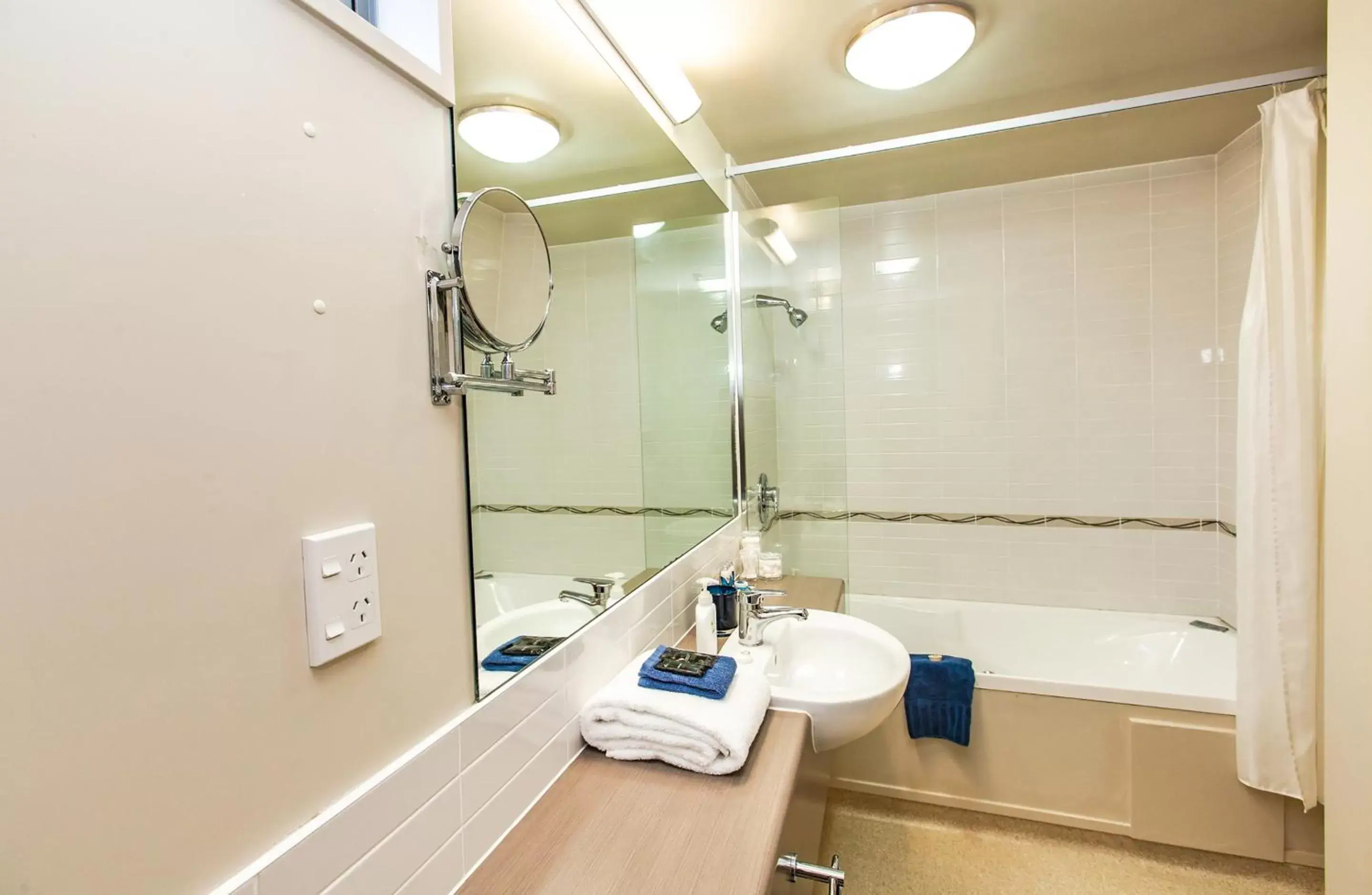Shower, Bathroom in Cranford Oak Motel