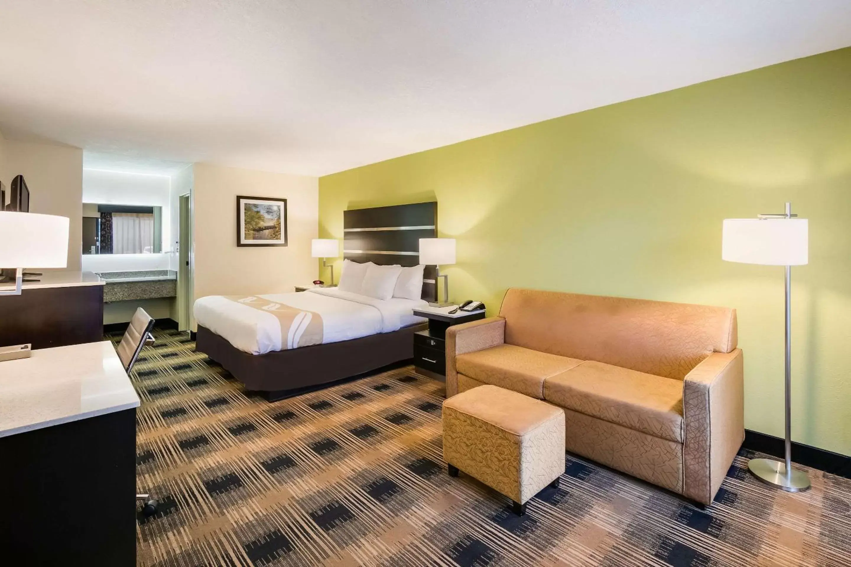 Bedroom, Bed in Quality Inn & Suites Mt Chalet Bedroom, Bed in Quality Inn & Suites Mt Chalet