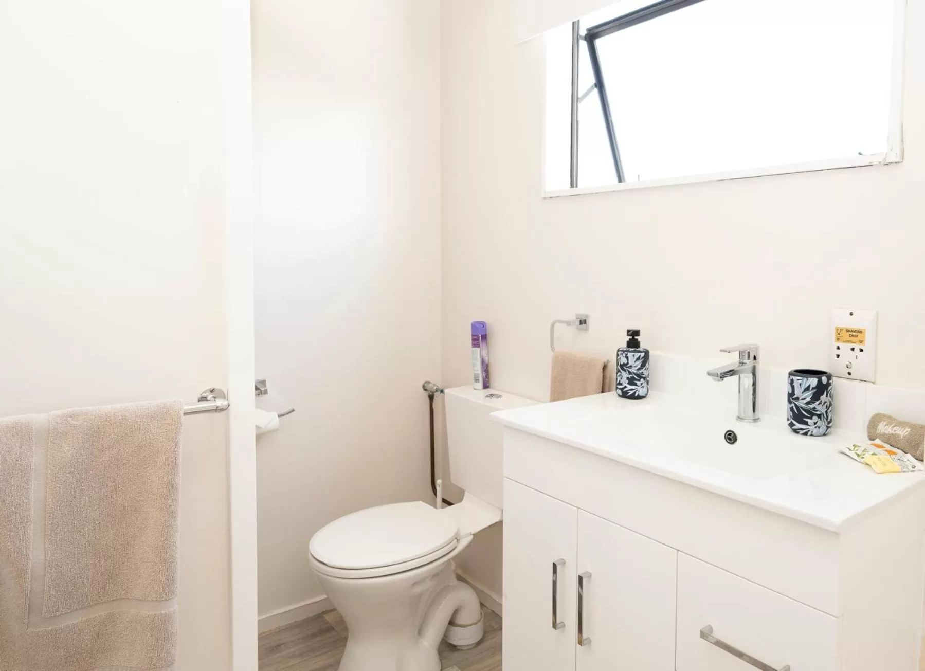 Bathroom in Tudor Park Motel Spacious with kitchens 1 minute walk to restaurant and shopping centre and Gisborne Hospital