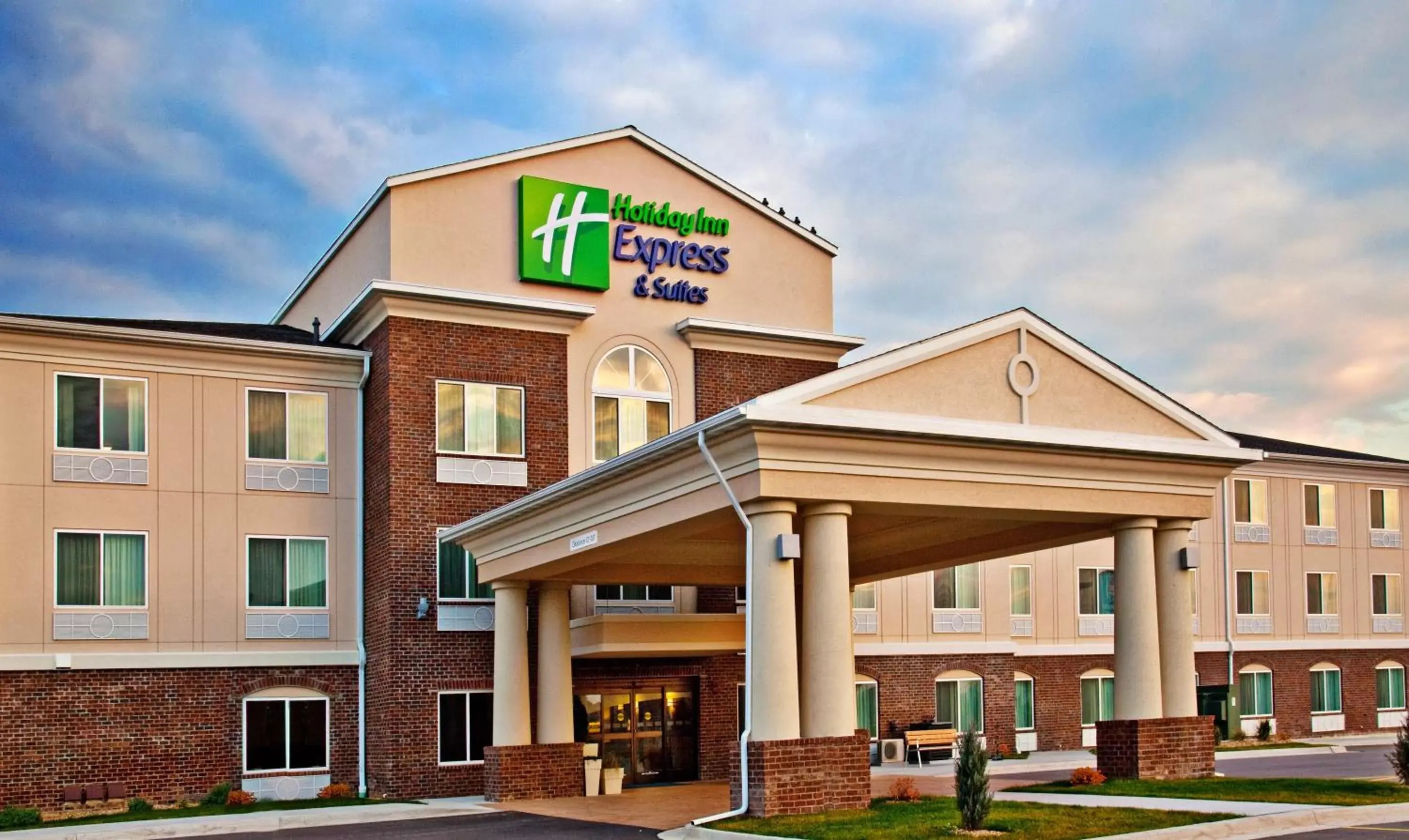 Property Building in Holiday Inn Express Hotel & Suites - Dubuque West, an IHG Hotel