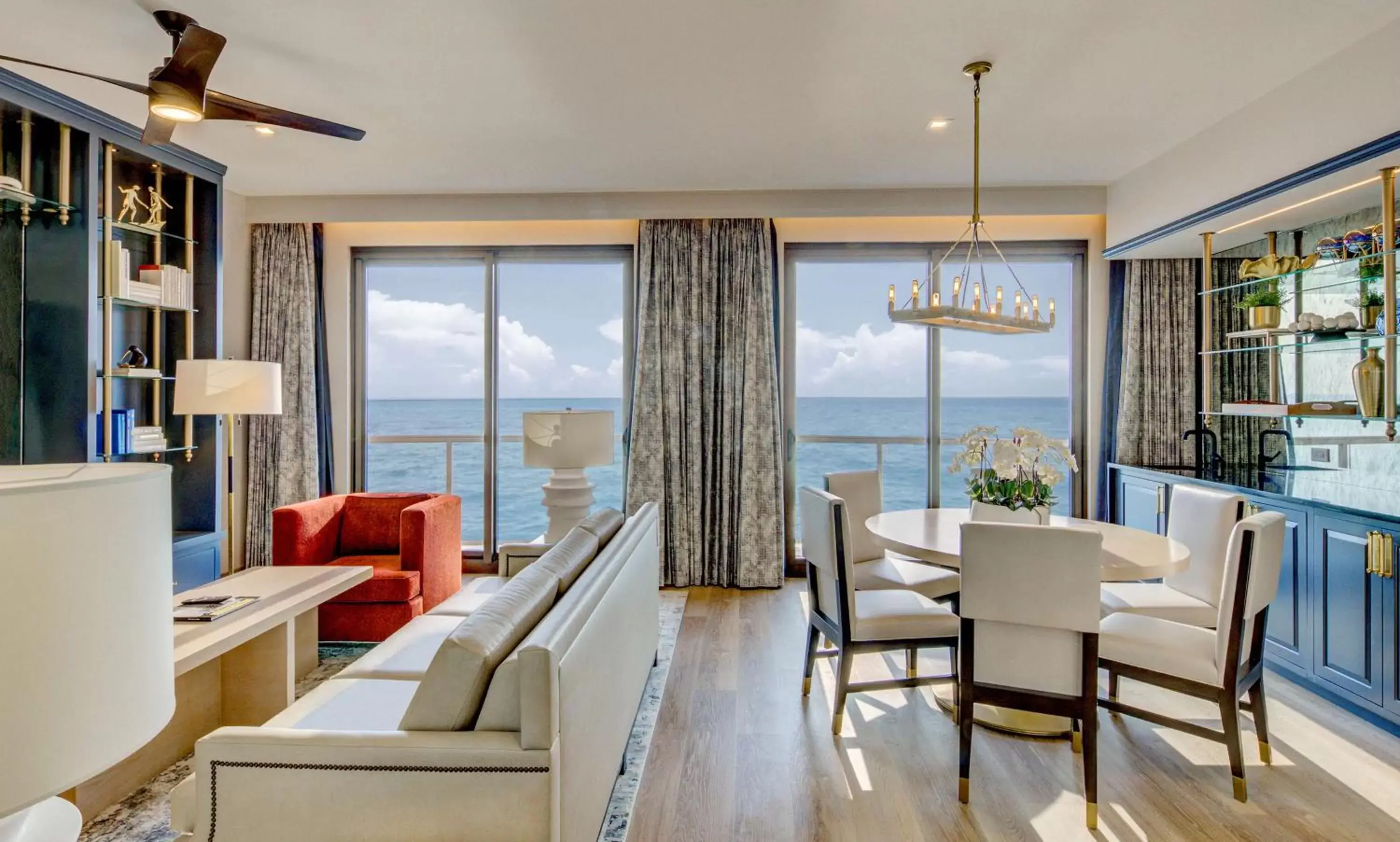 Living room in Embassy Suites By Hilton Virginia Beach Oceanfront Resort