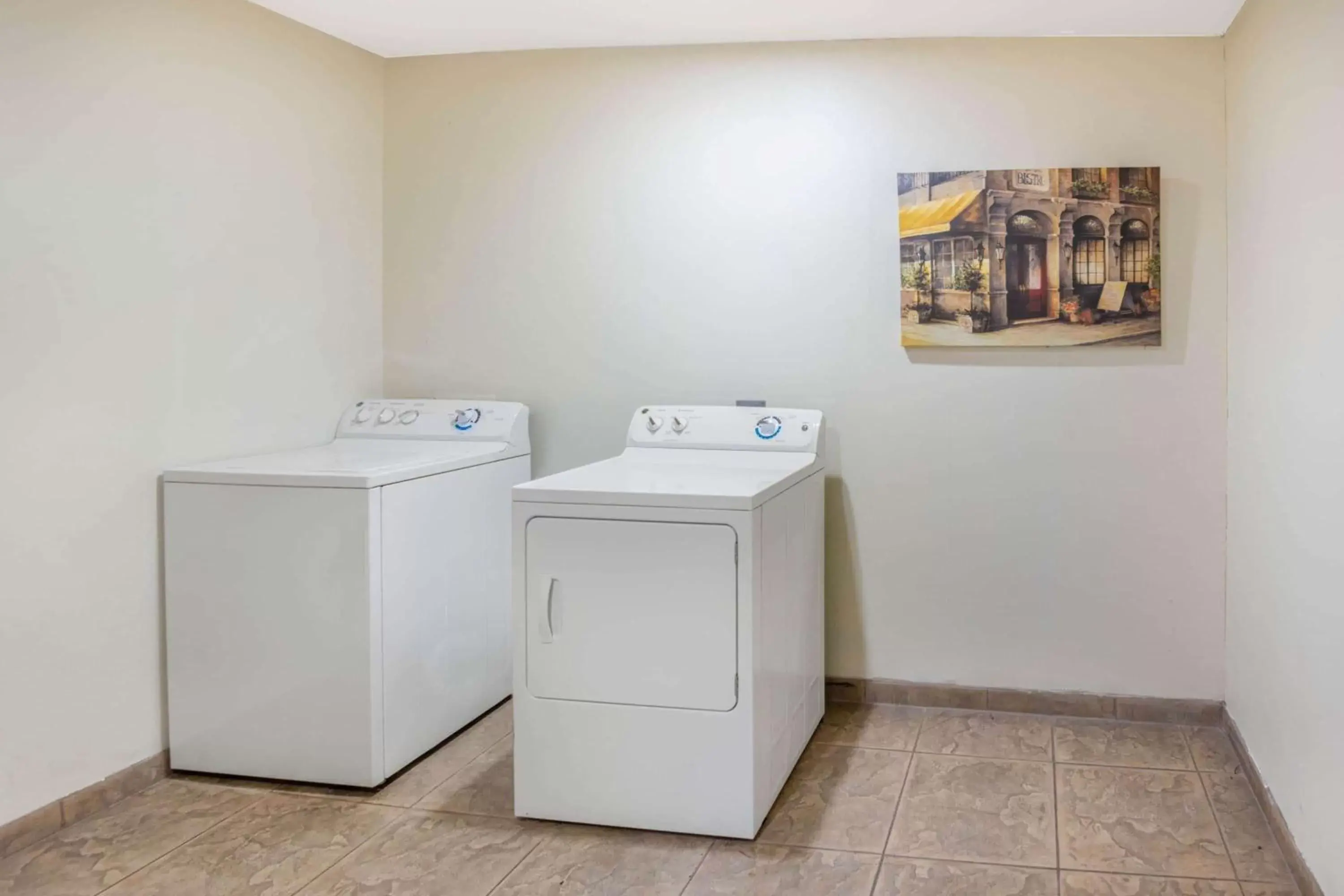 On site, Kitchen/Kitchenette in Holiday Inn Express & Suites - Ardmore, an IHG Hotel