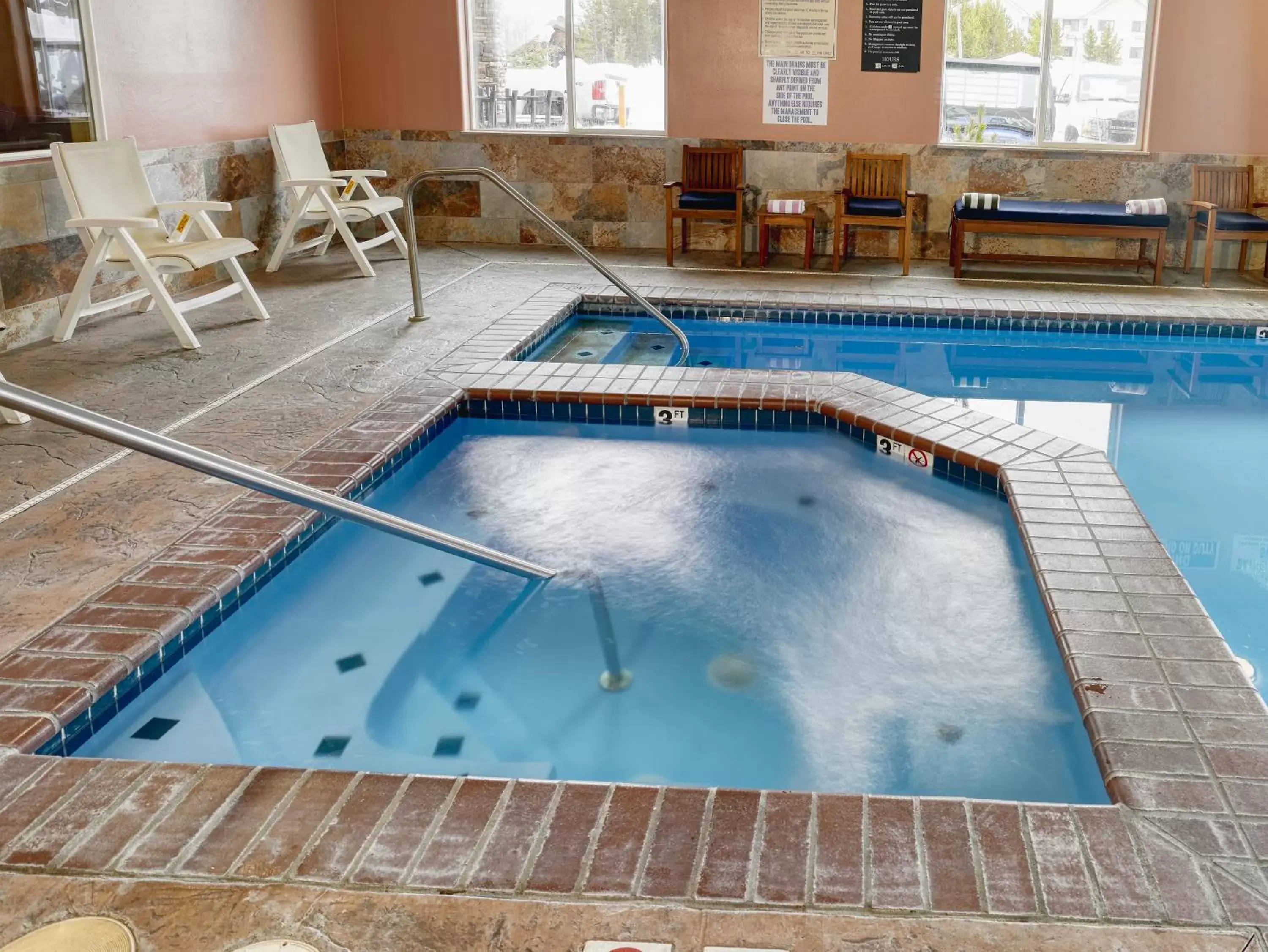 Hot Tub, Swimming Pool in Yellowstone Park Hotel