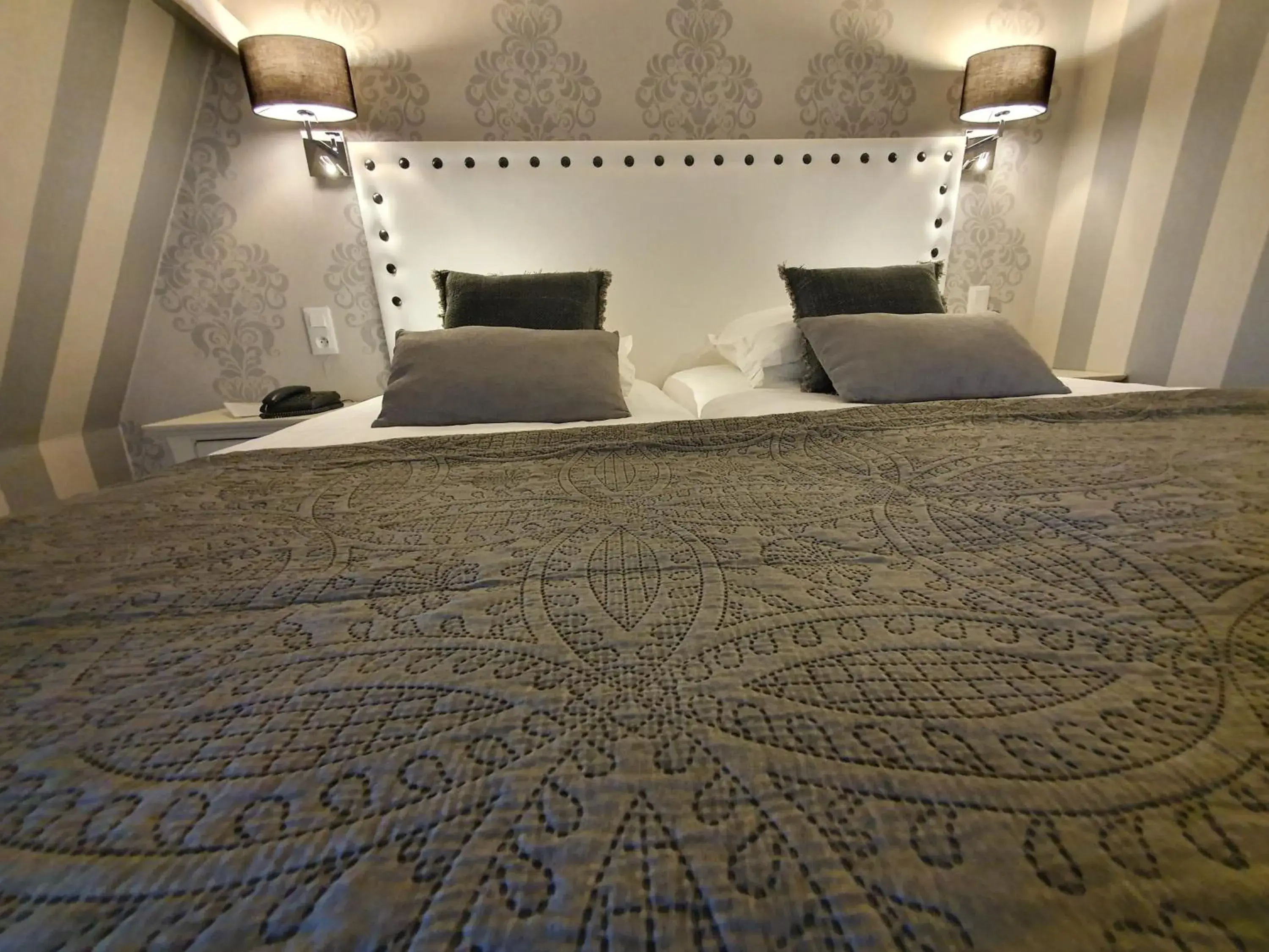 Bed in Le Trophée By M Hôtel Spa