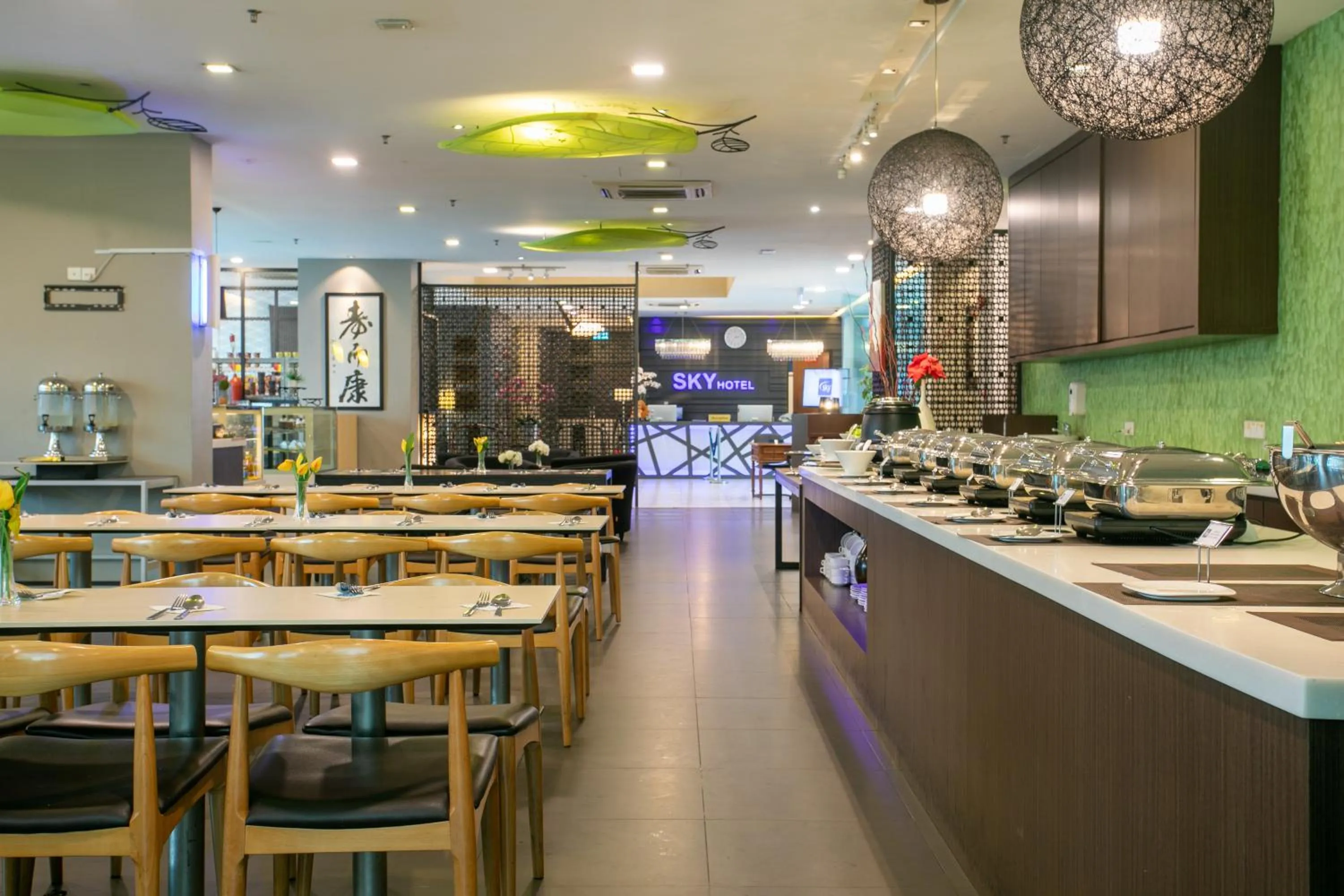 Restaurant/places to eat in Sky Hotel