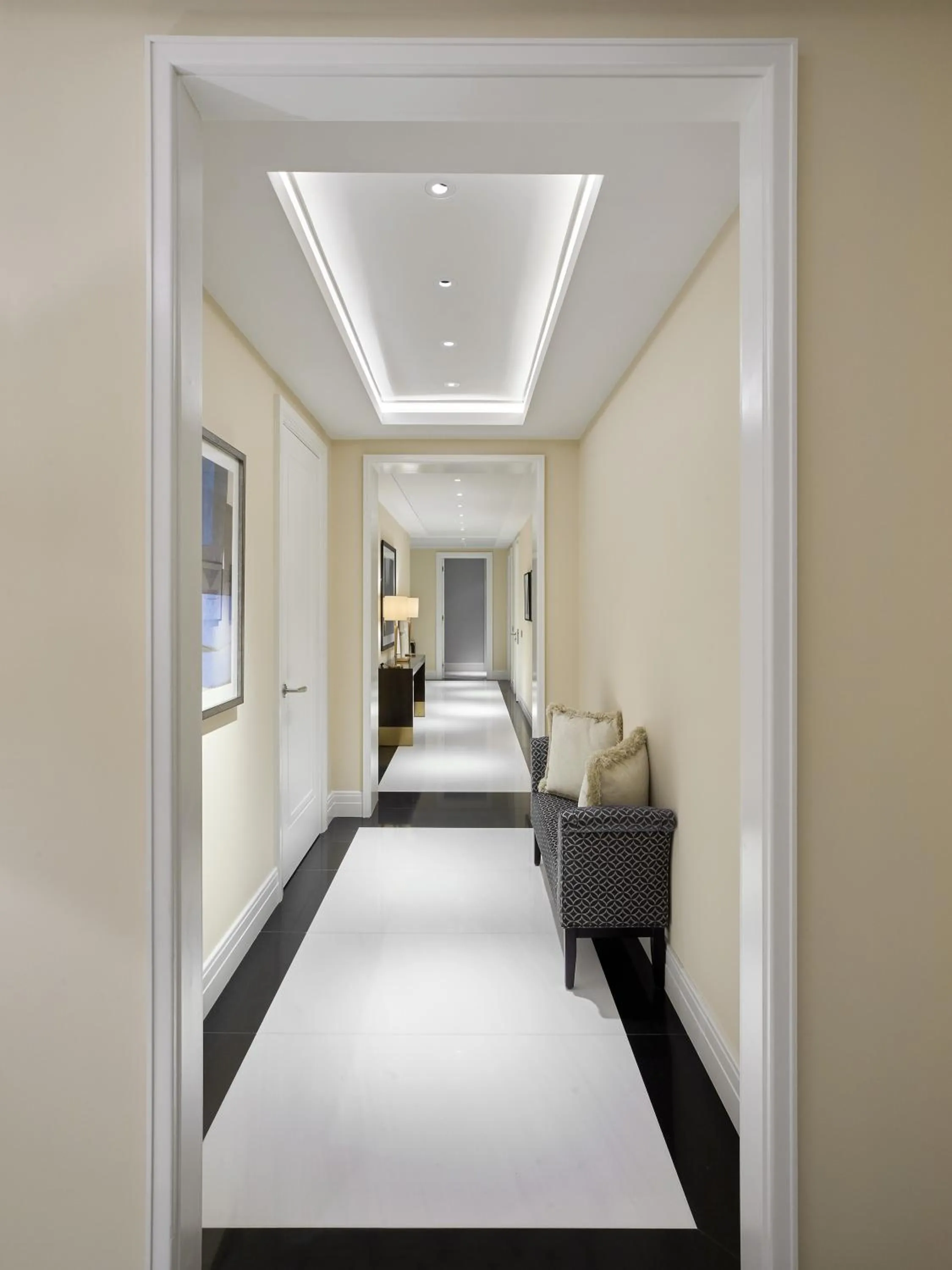 Lobby or reception, Bed in Four Seasons Hotel London at Tower Bridge