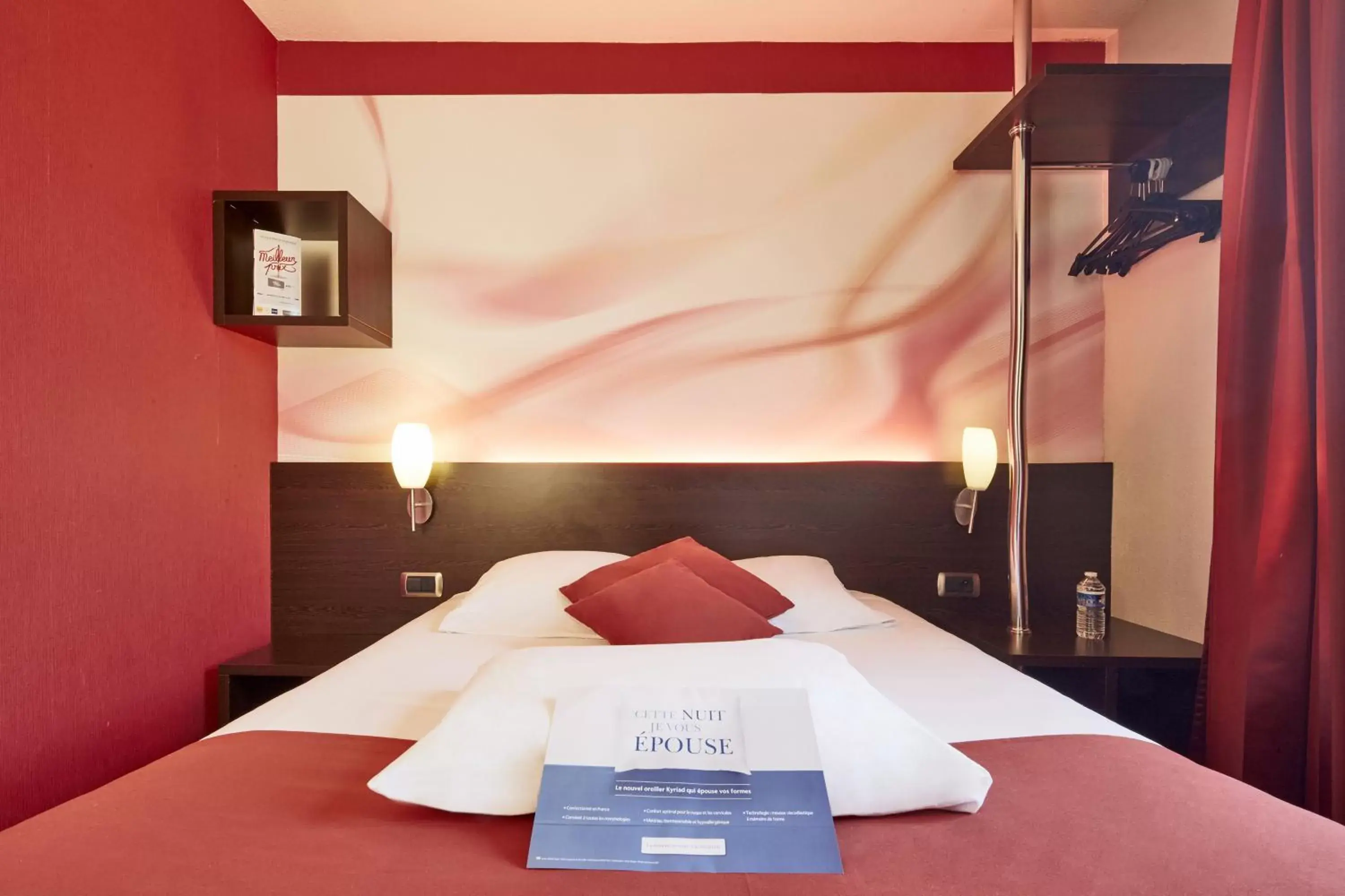 Bed in Kyriad Hôtel La Fleche