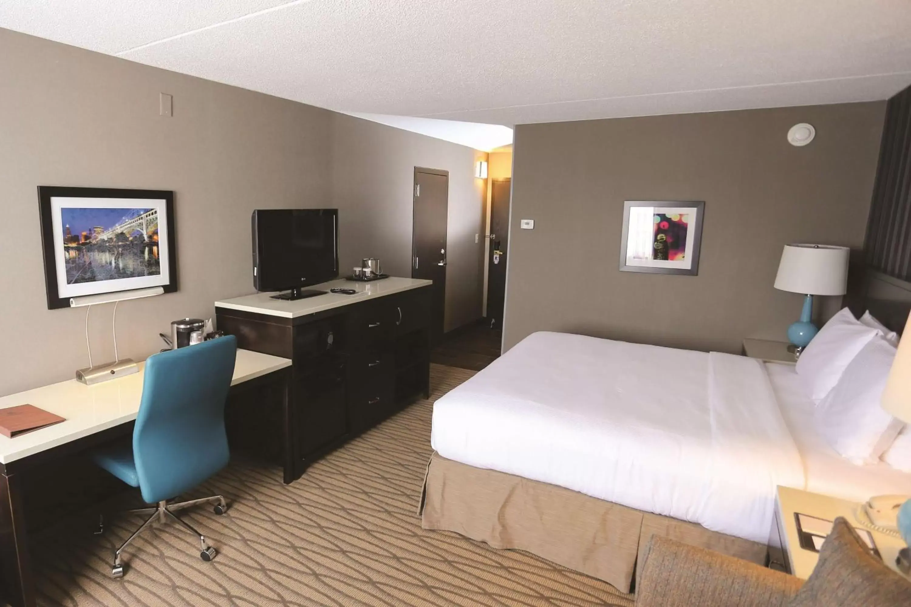 Bedroom in DoubleTree by Hilton Cleveland – Westlake