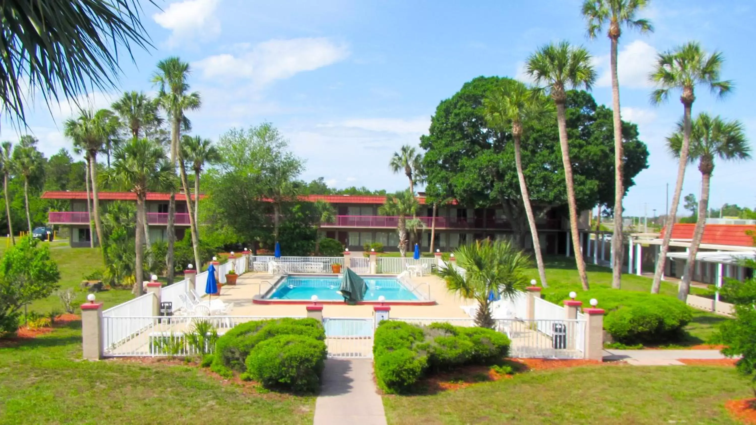 Swimming pool, Garden in Motel 6-Spring Hill, FL - Weeki Wachee